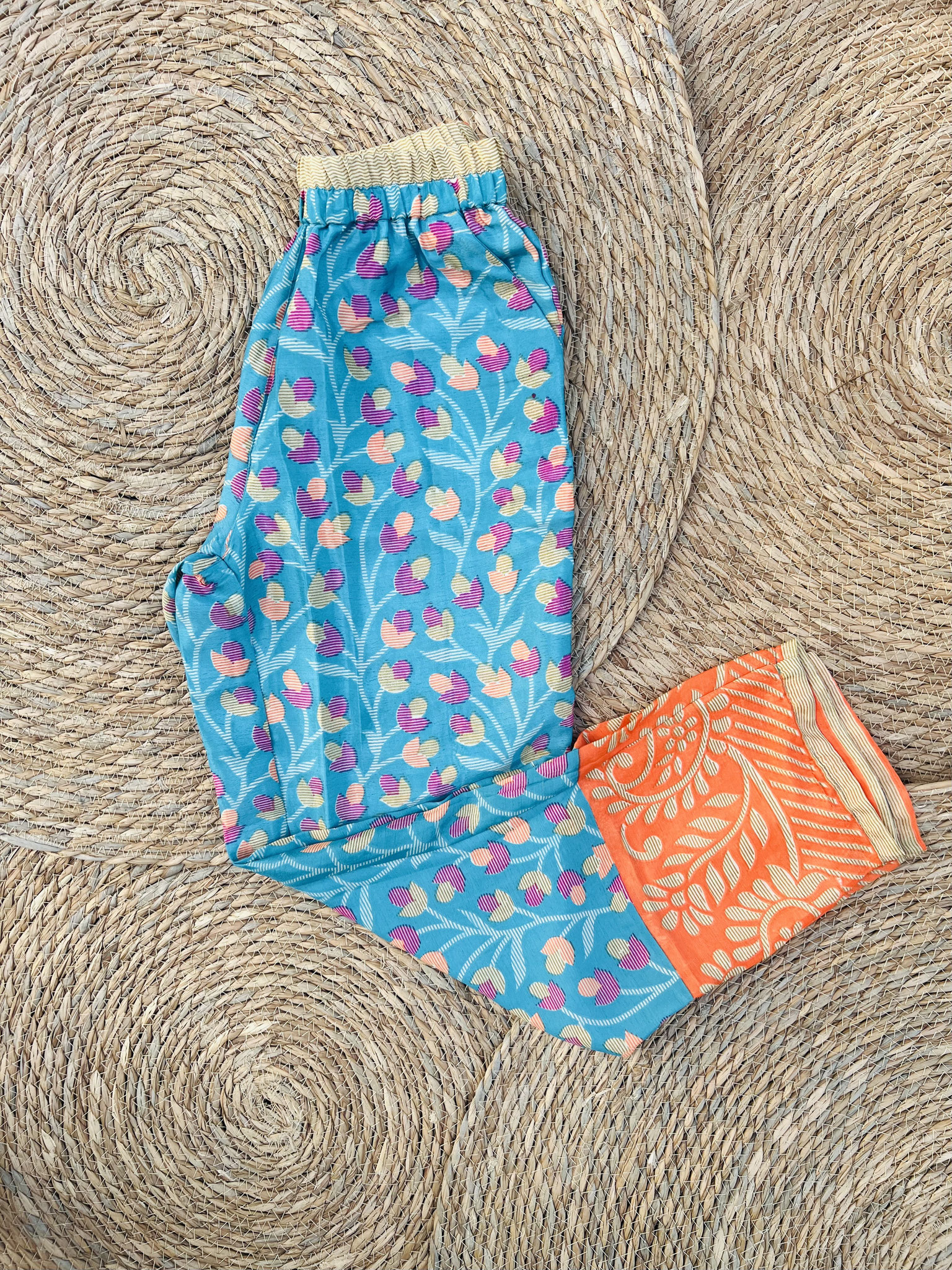 Bas du pantalon artisanal – Motifs oranges vifs et fleurs jaunes indiennes