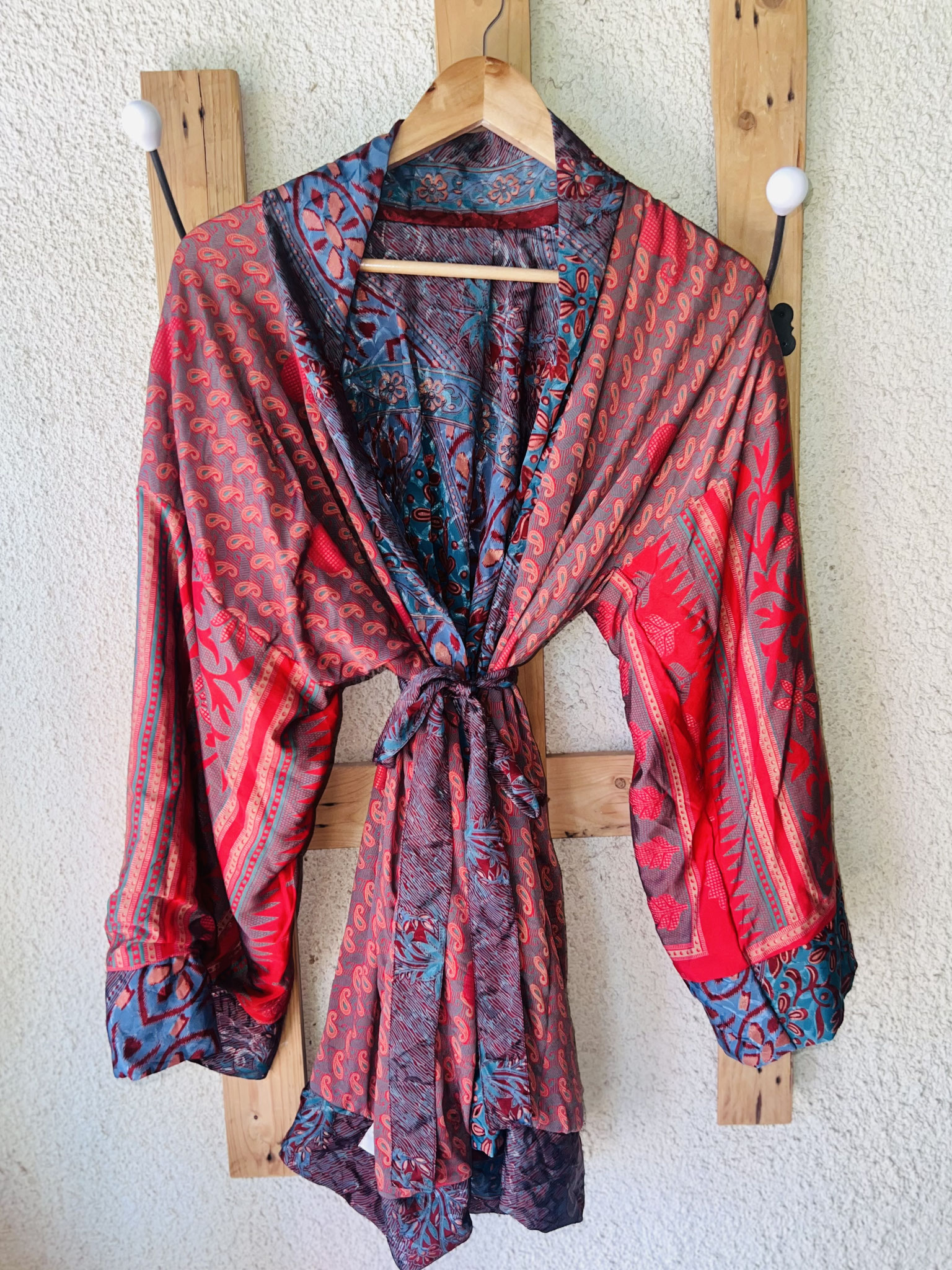 Kimono réversible rouge aux motifs indiens, vue de face