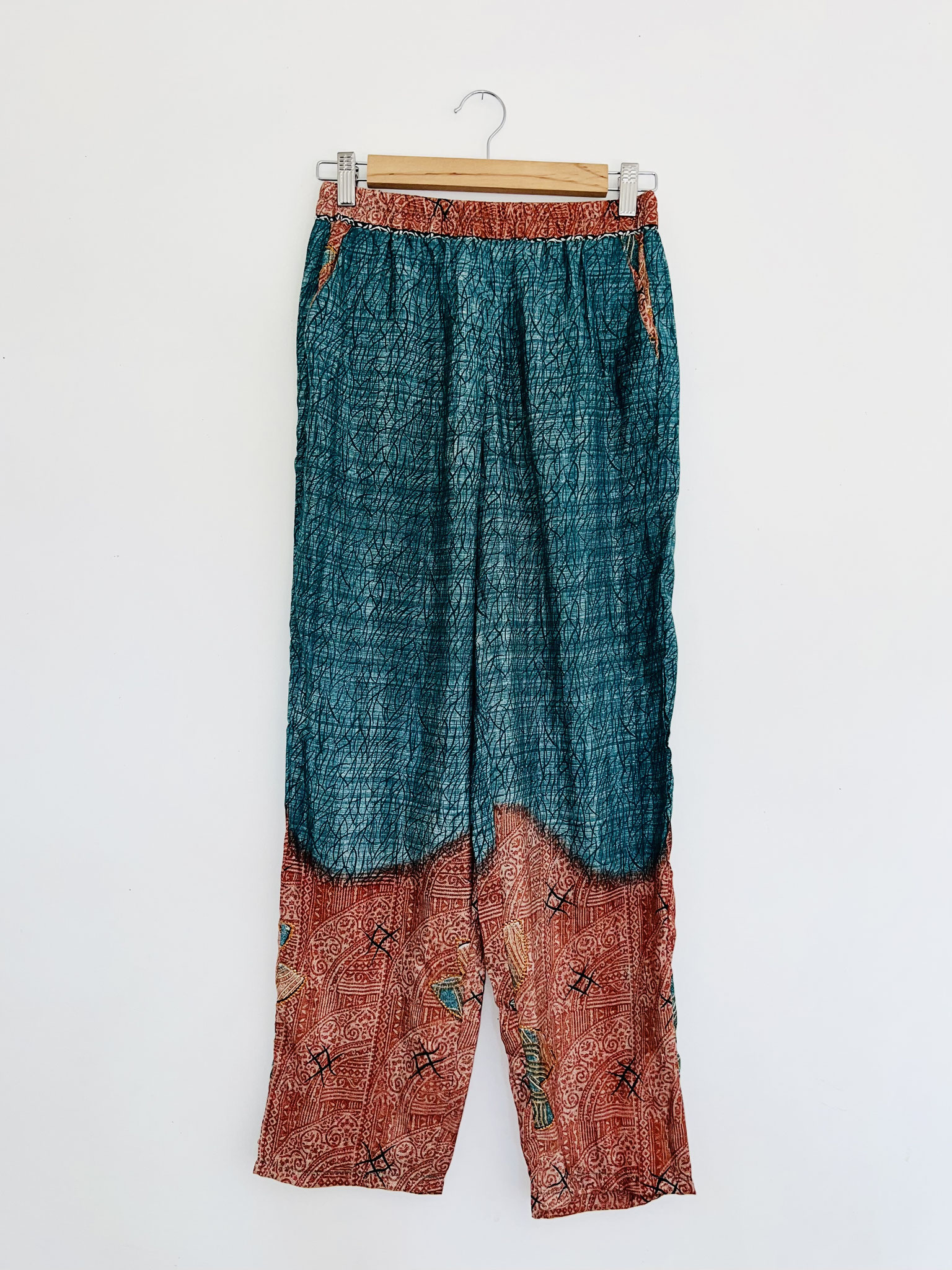 Vue d’ensemble – Pantalon bleu-vert canard avec détails orange-pourpre et motifs indiens