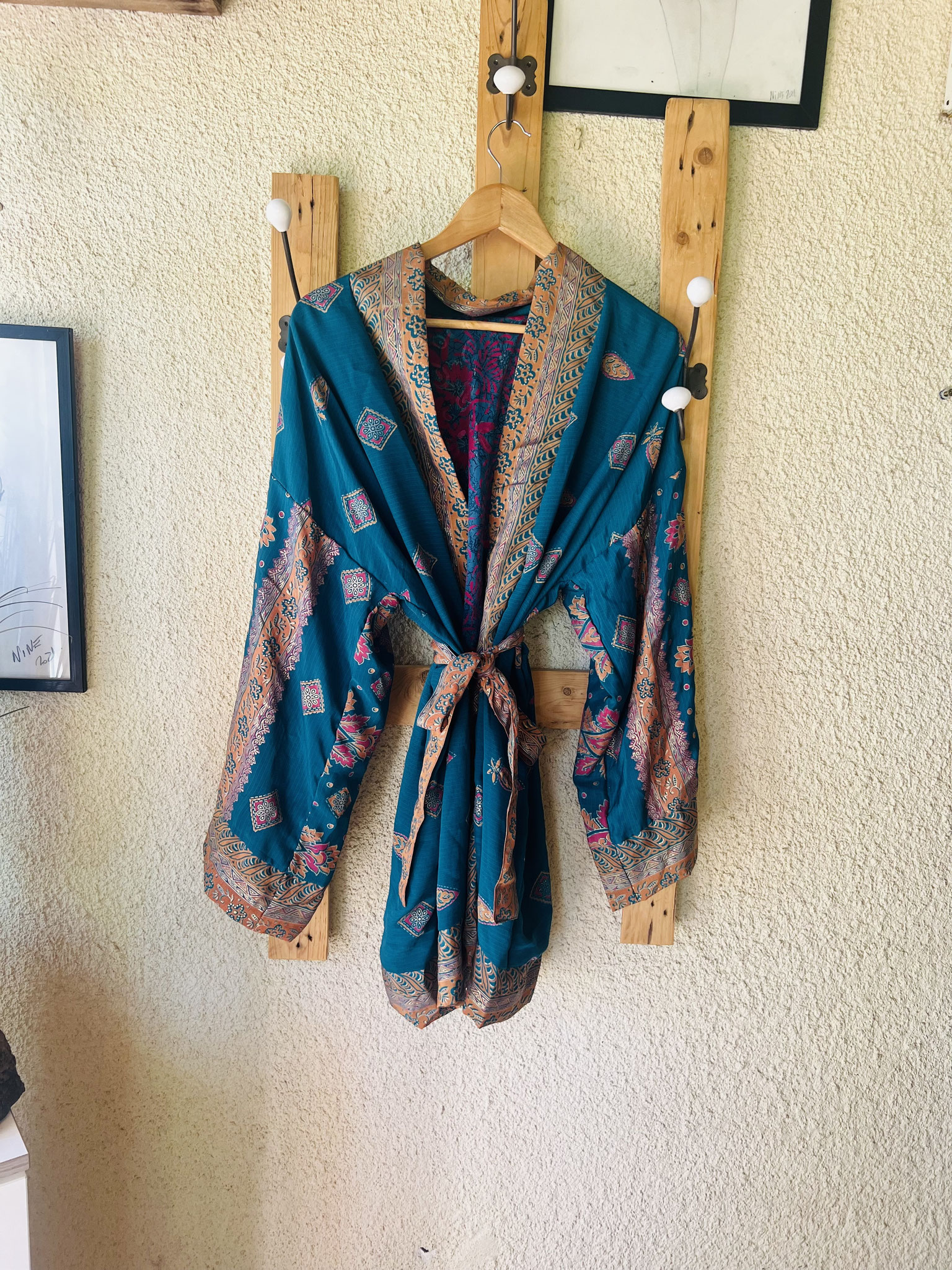 Style fluide avec kimono bleu et orange
