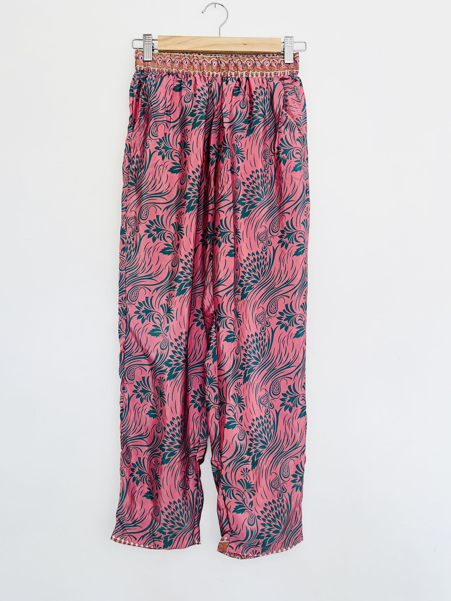 Bas du kimono – Finitions graphiques et élégantes sur le bas du pantalon