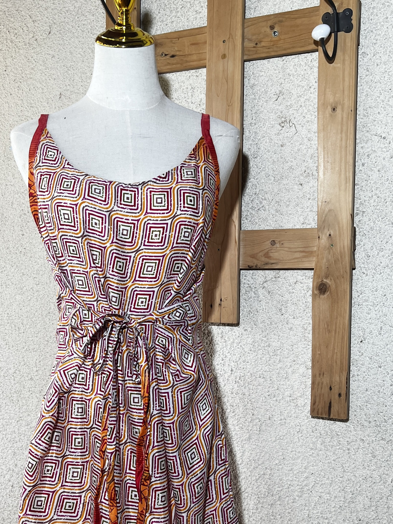  Robe courte en soie Sari orange et violet – Détail du tissu et des motifs triangulaires