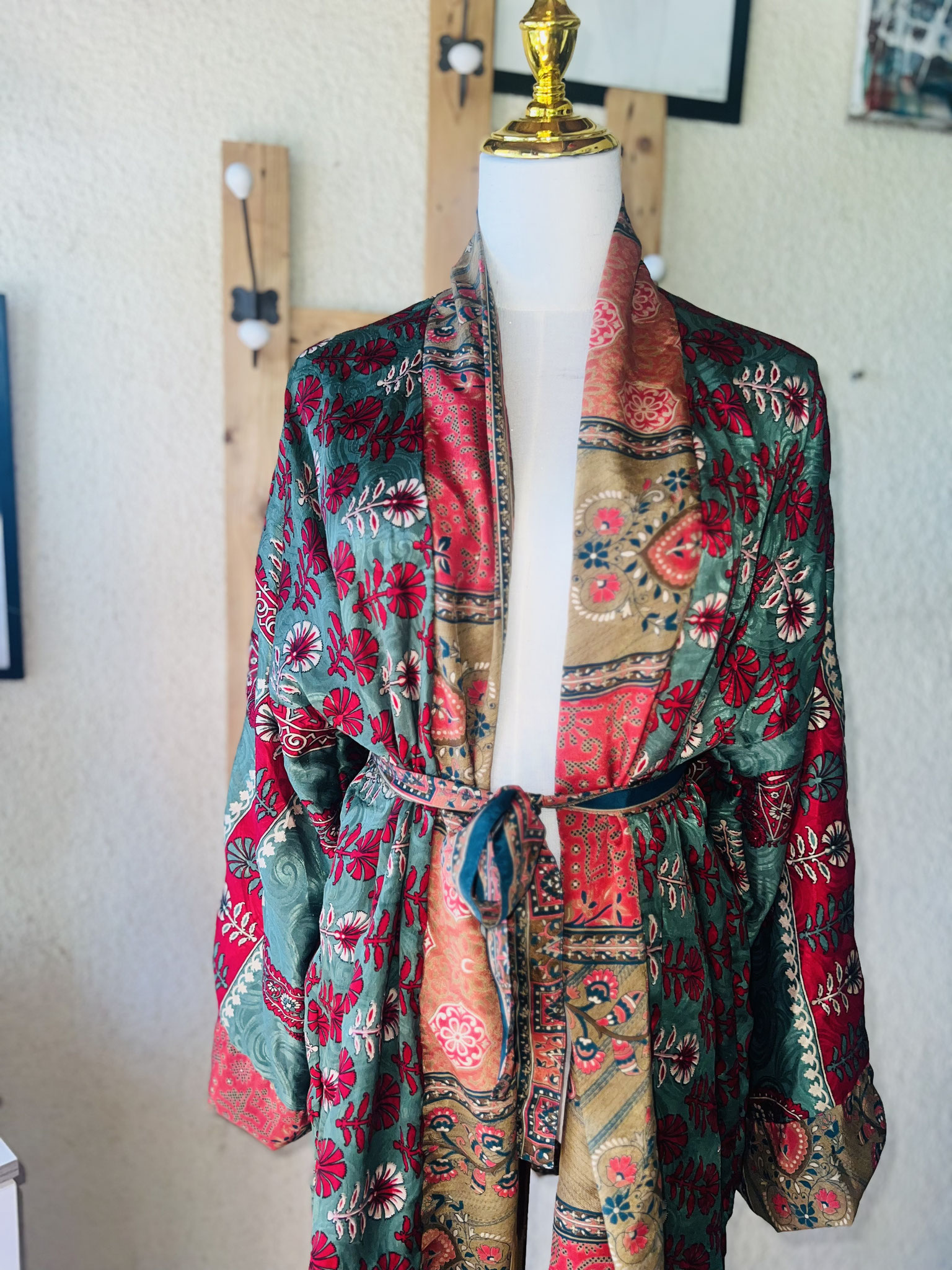 Kimono court en soie recyclée - sur mannequin