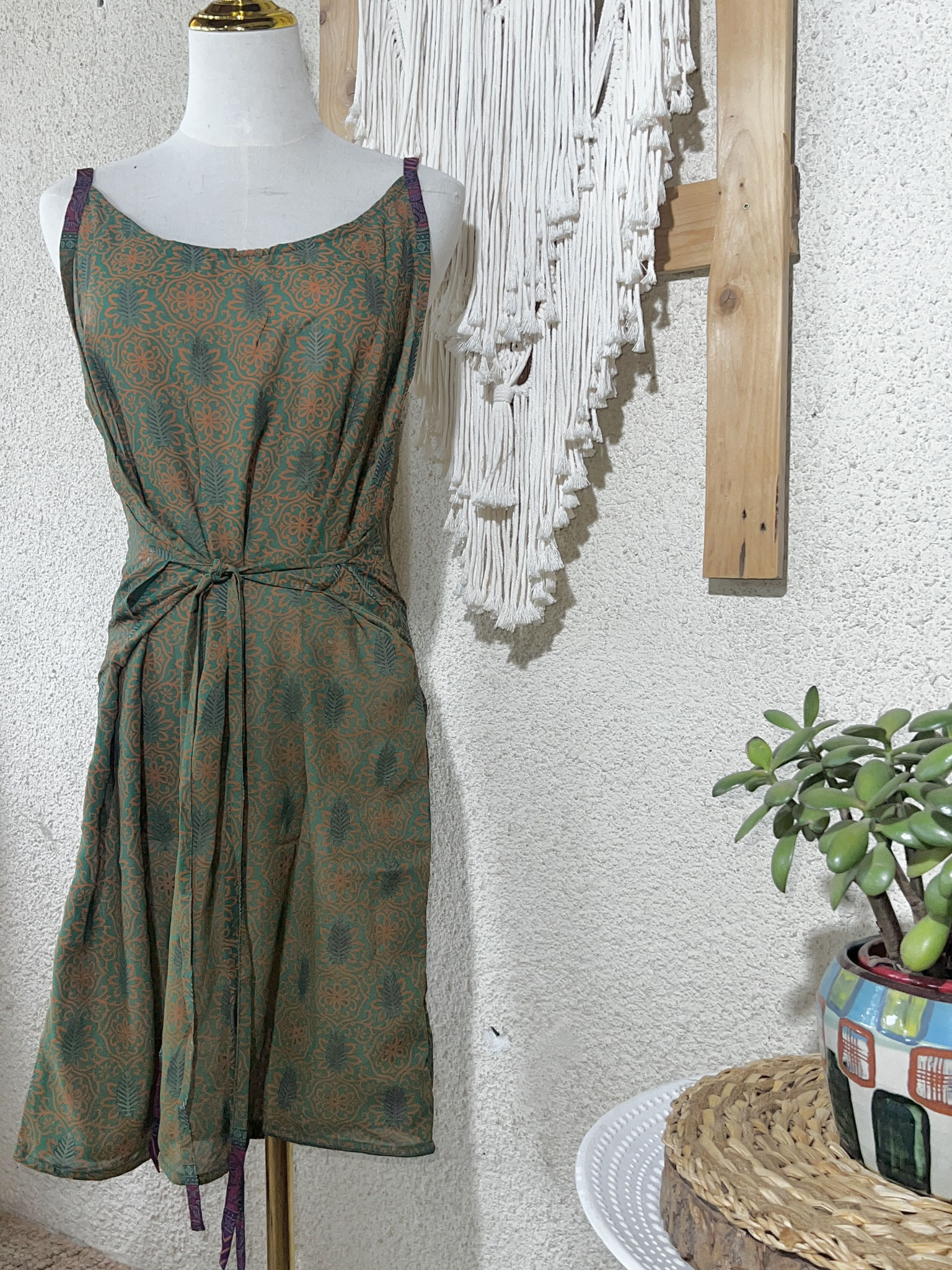 Robe courte en soie Sari recyclé kaki et orangé – vue de face sur mannequin, liens ceinturés à l’avant