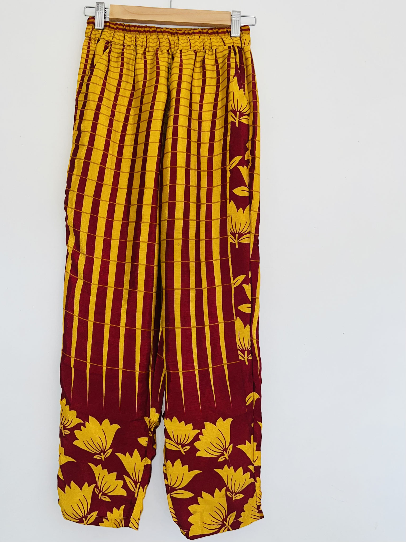Vue d’ensemble – Pantalon rouge bordeaux avec motifs jaunes et impressions florales