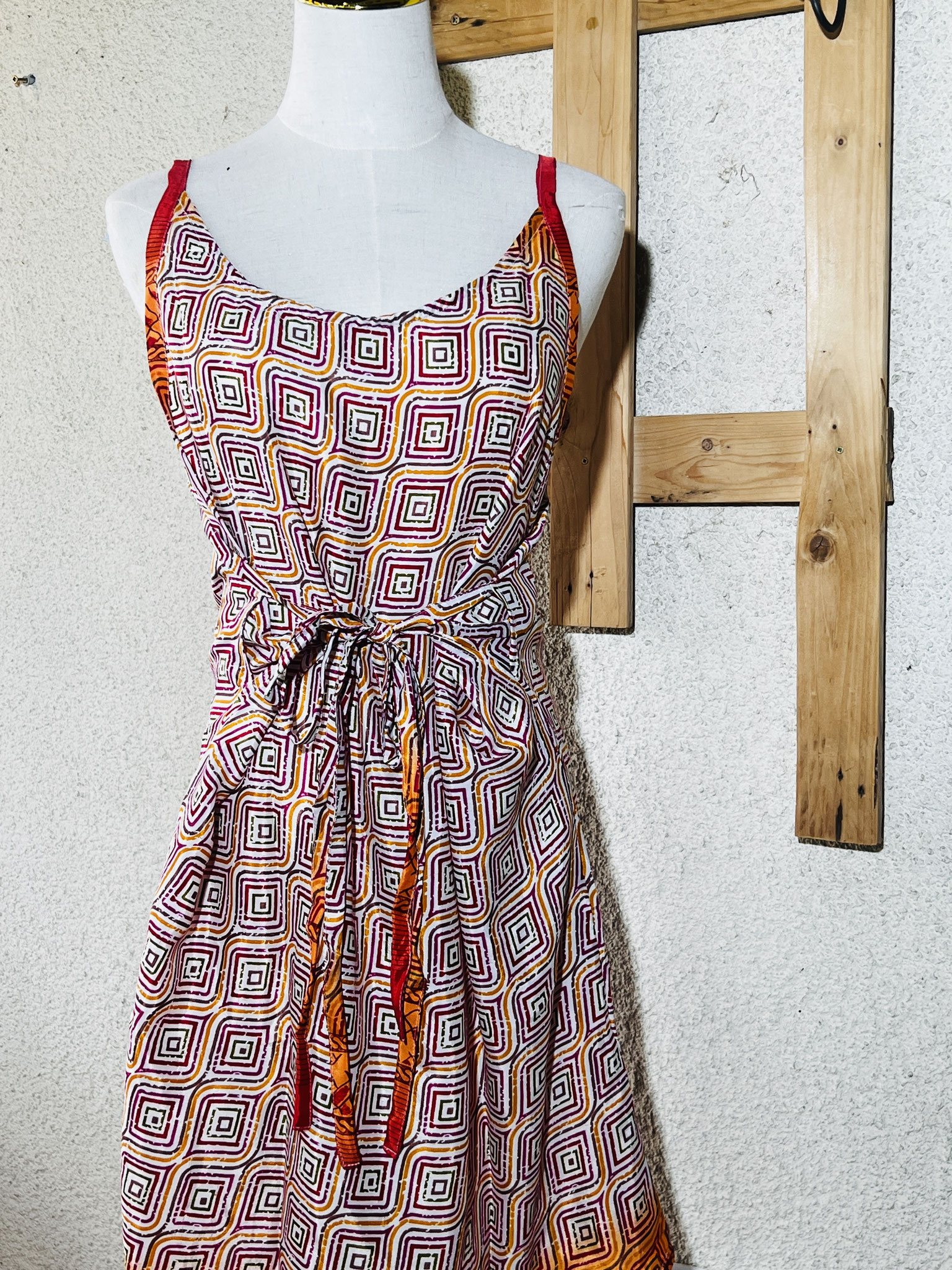 Robe artisanale en soie Sari orange et violet – Gros plan sur la texture et les finitions