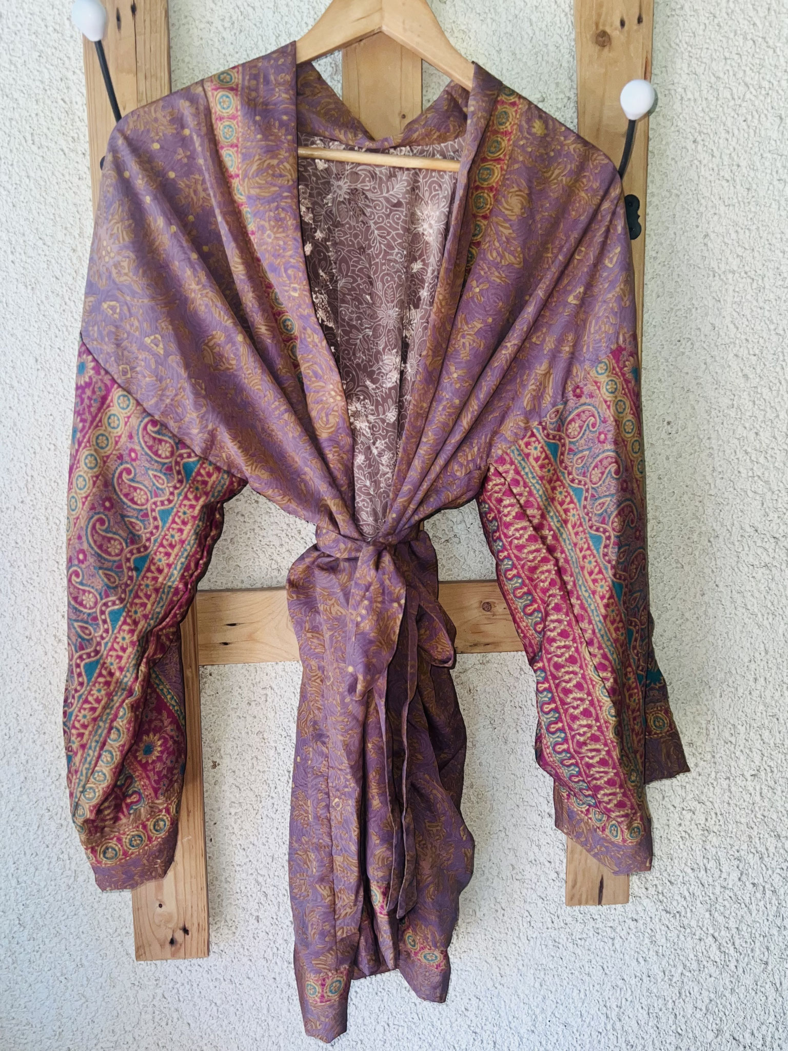 Kimono court réversible en soie recyclée – Rose pâle et manches motifs indiens