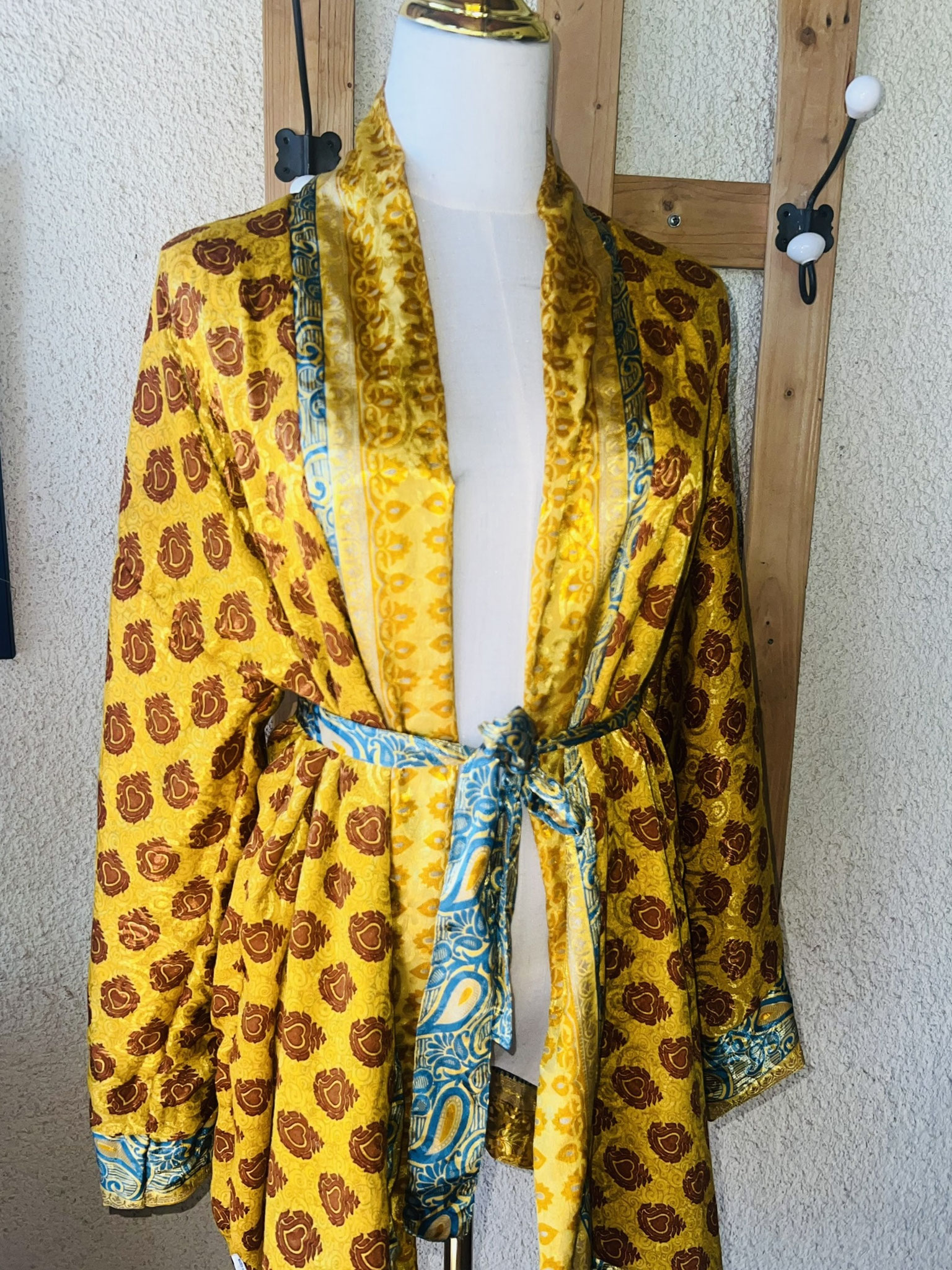 Style élégant avec le kimono bleu ciel et jaune