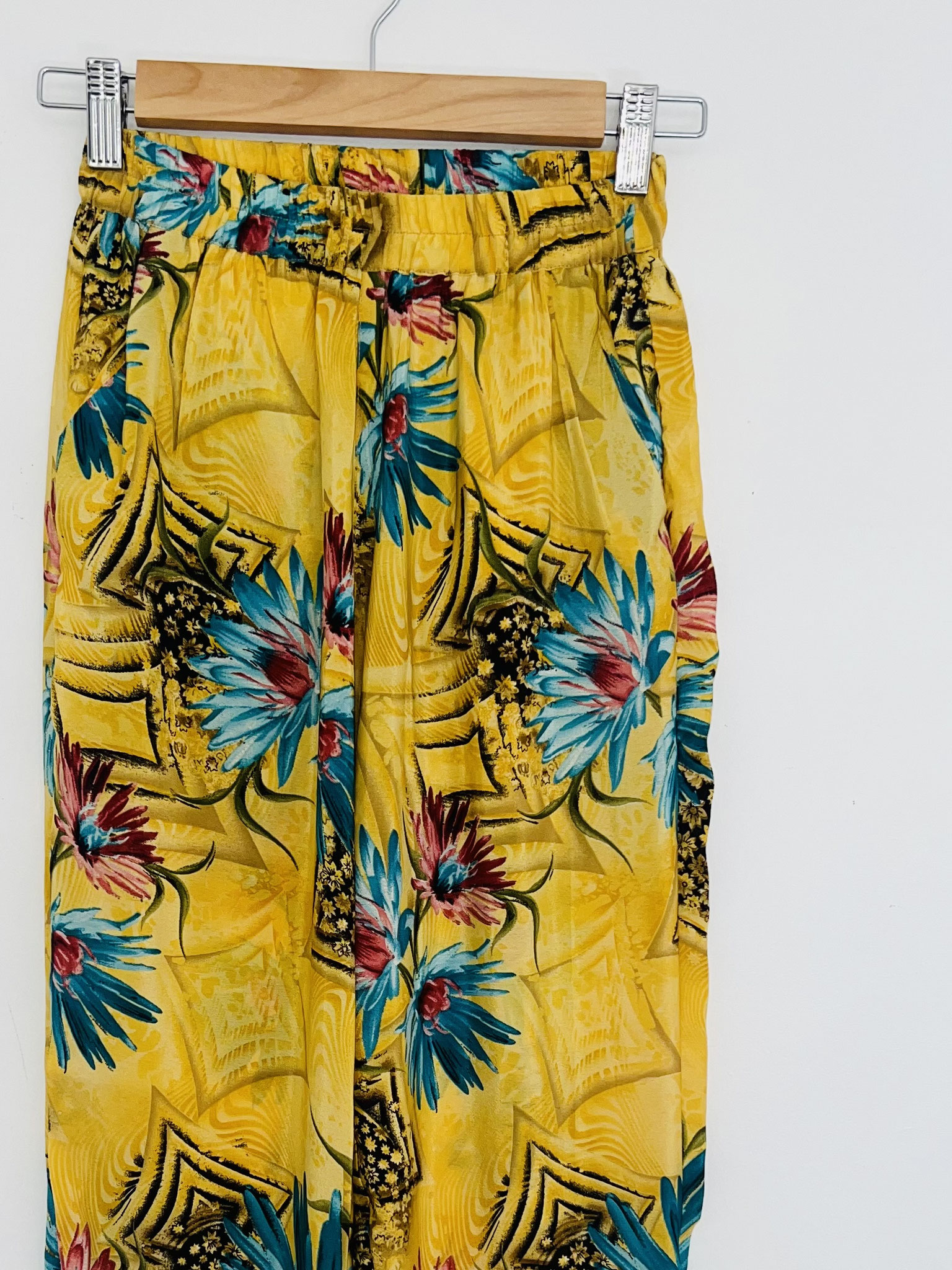 Pantalon unique en sari recyclé – Pièce artisanale éclatante et originale
