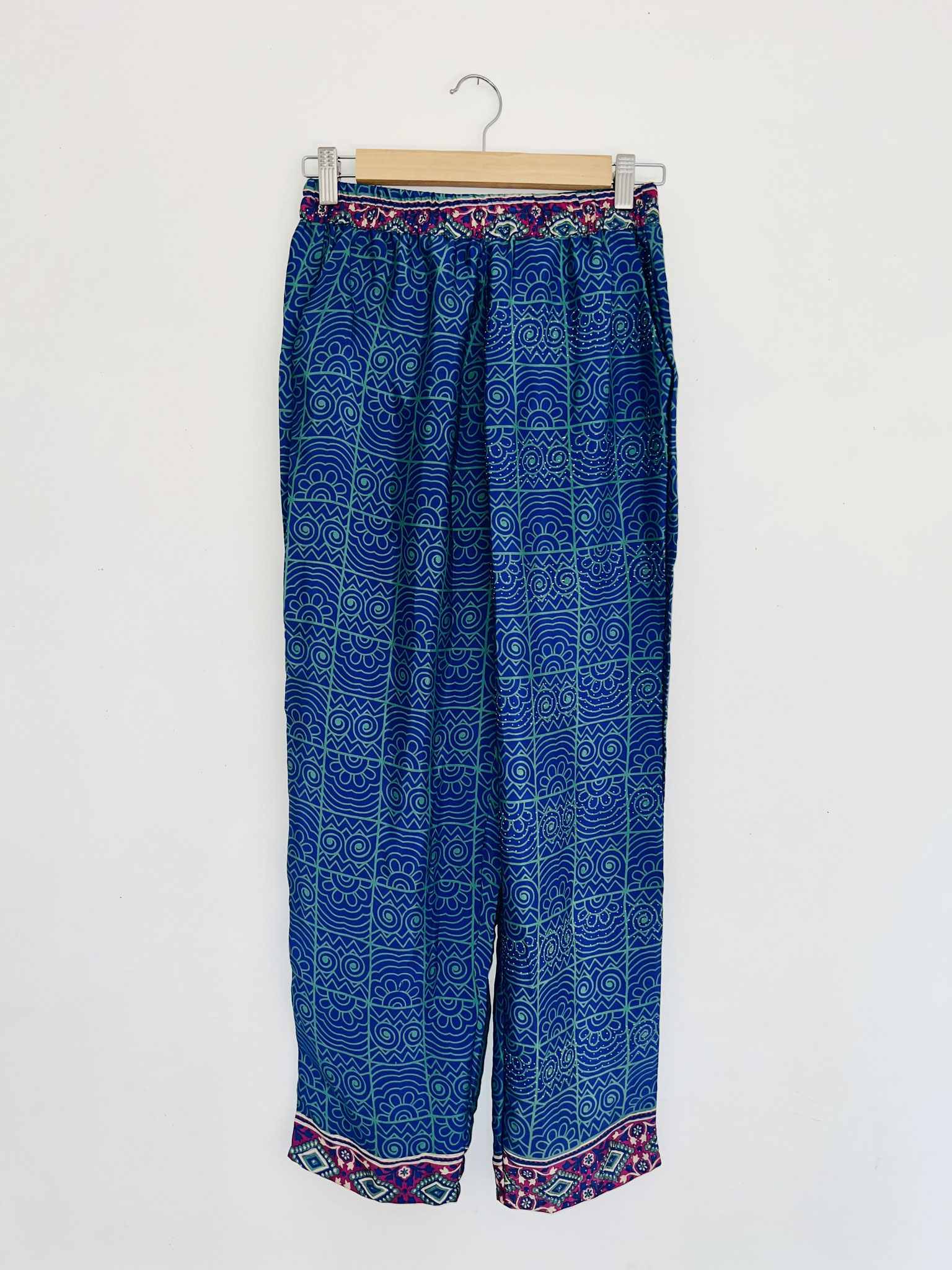 Création artisanale en sari recyclé – Bleu roi vibrant et élégance colorée