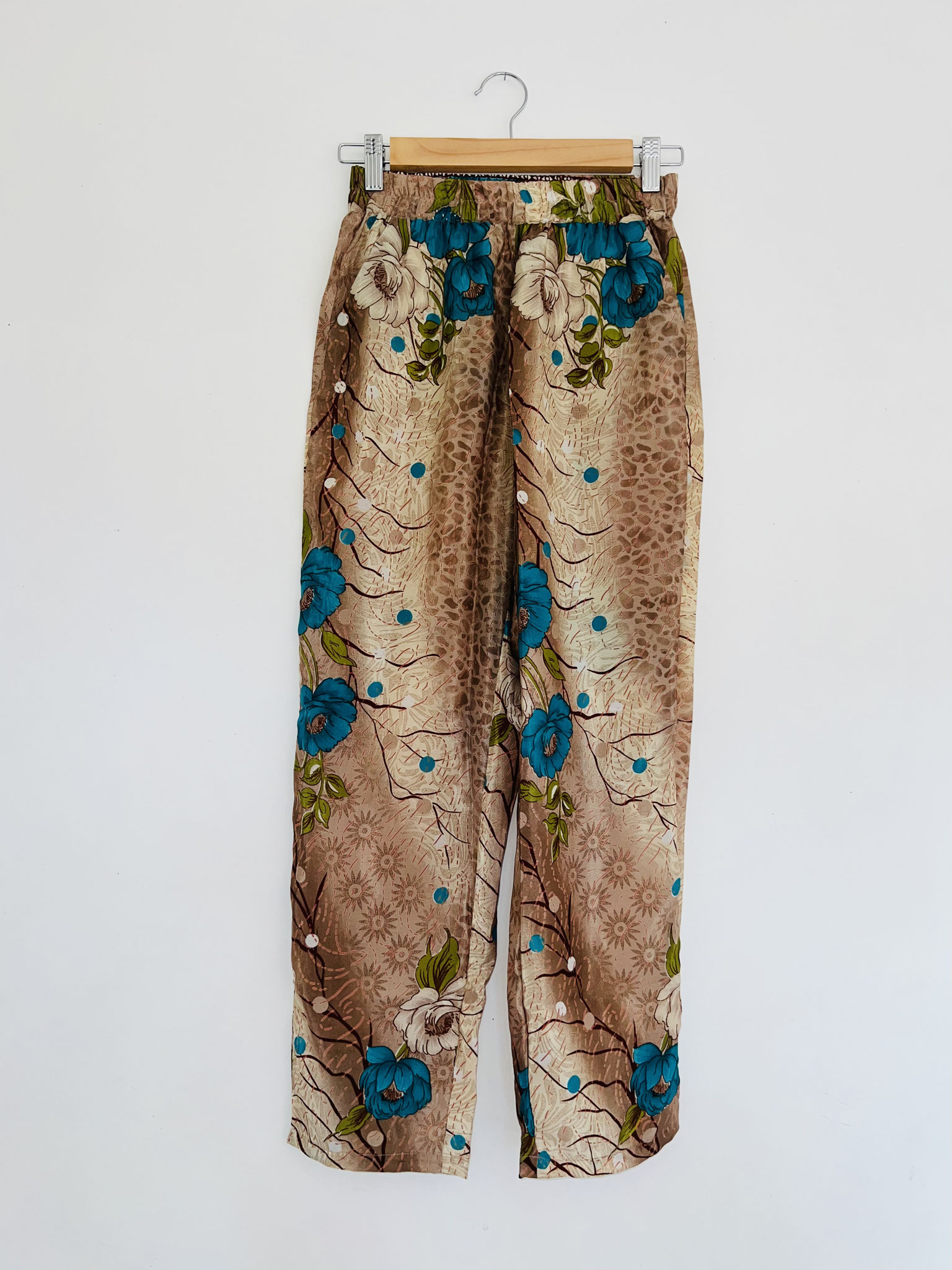 Vue d’ensemble – Pantalon tons de terre avec motifs animaux et fleurs