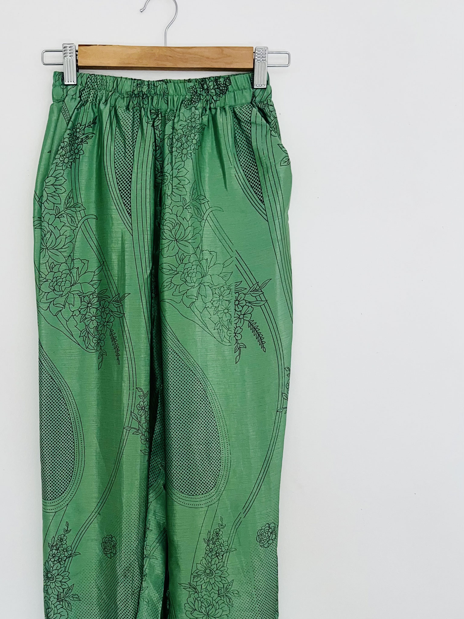 Pantalon unique en sari recyclé – Pièce artisanale délicate et raffinée