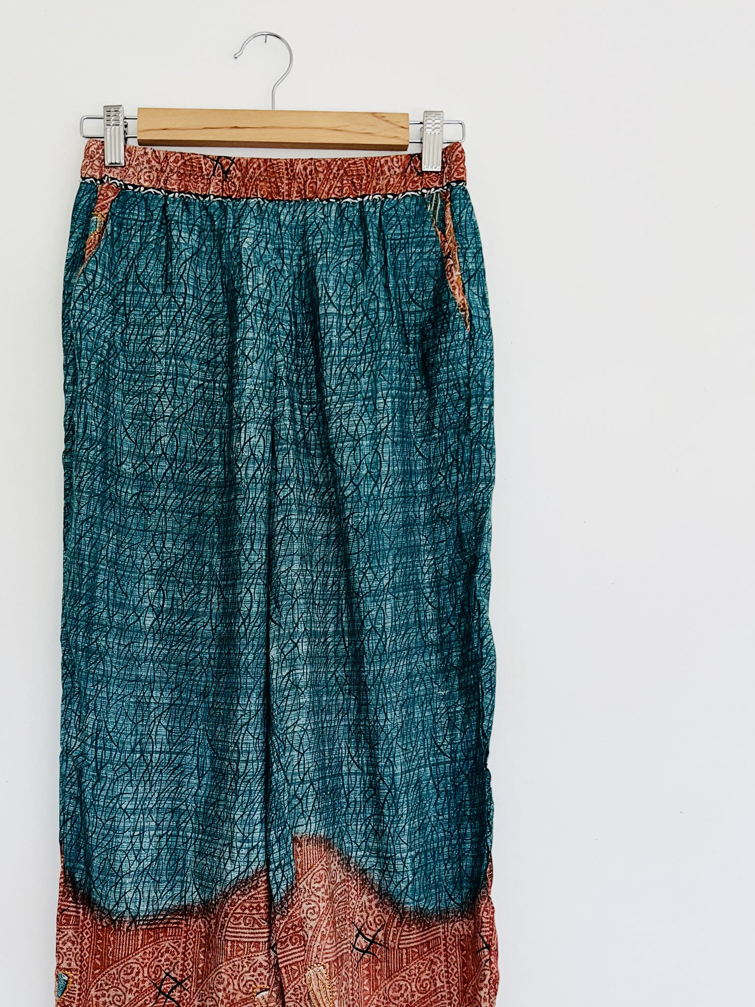 Détail de la ceinture et des poches – Motifs indiens raffinés
