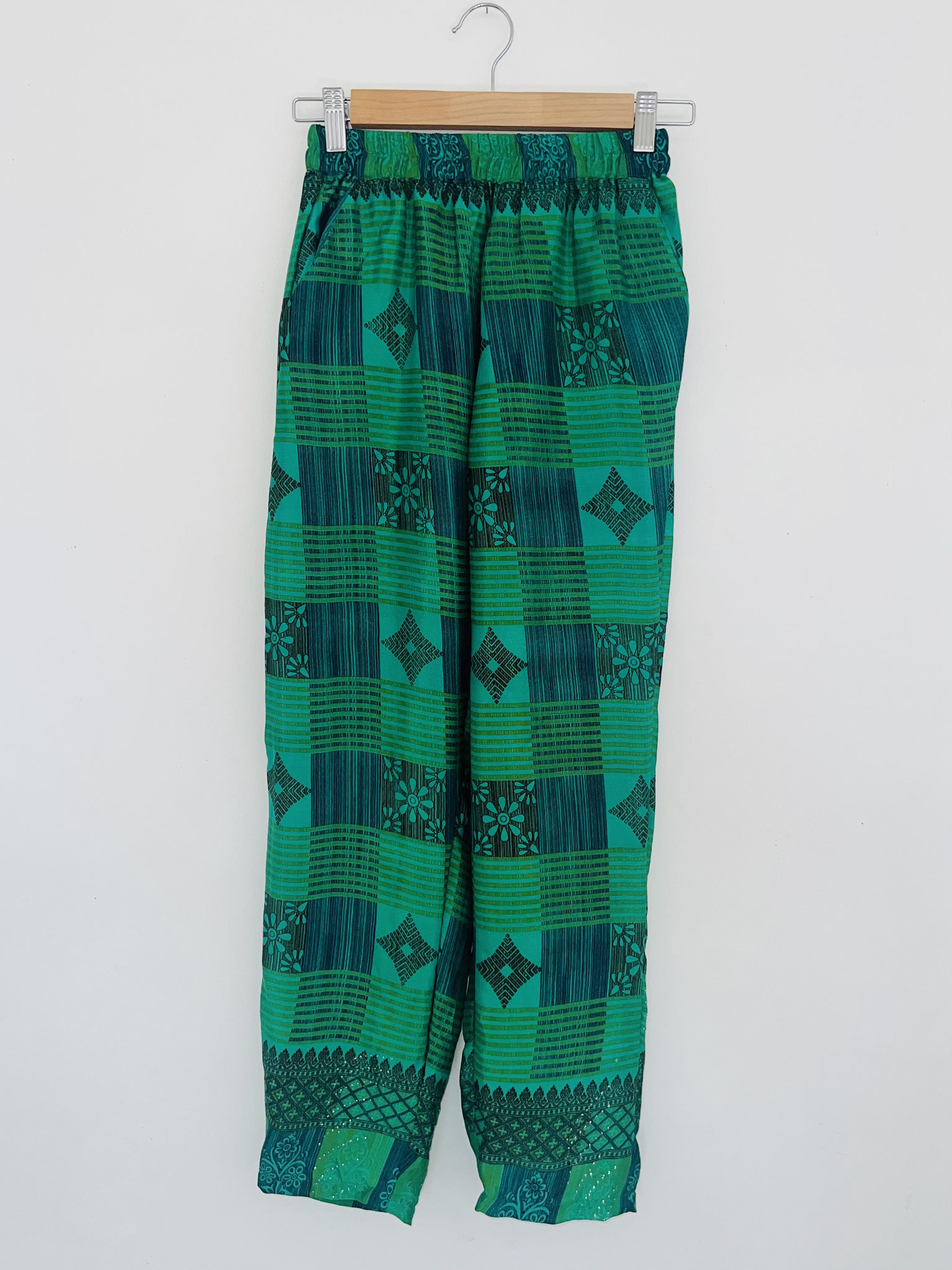 Pantalon unique en sari recyclé – Pièce artisanale originale et graphique