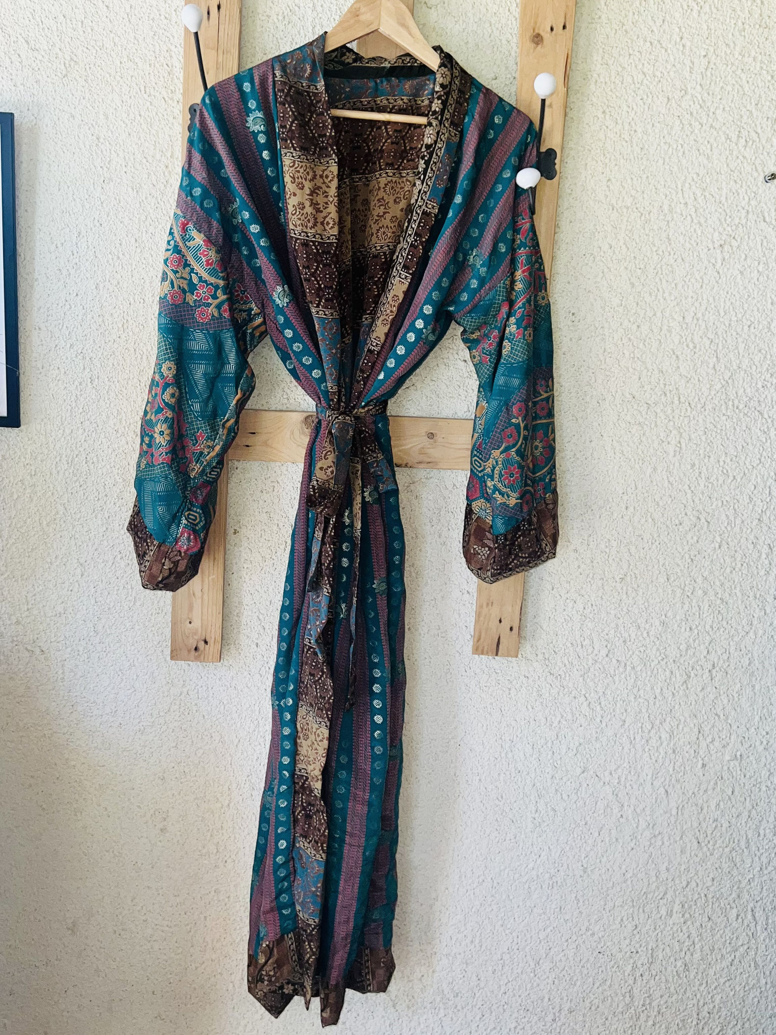 Kimono long réversible – palette lumineuse et motifs délicats