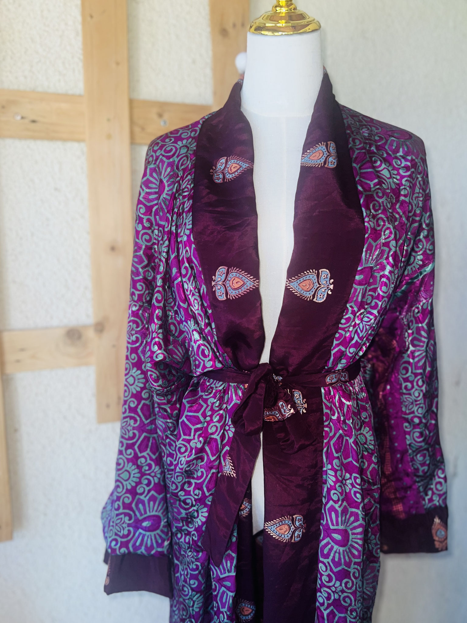 Kimono long violet – élégance et motifs indiens