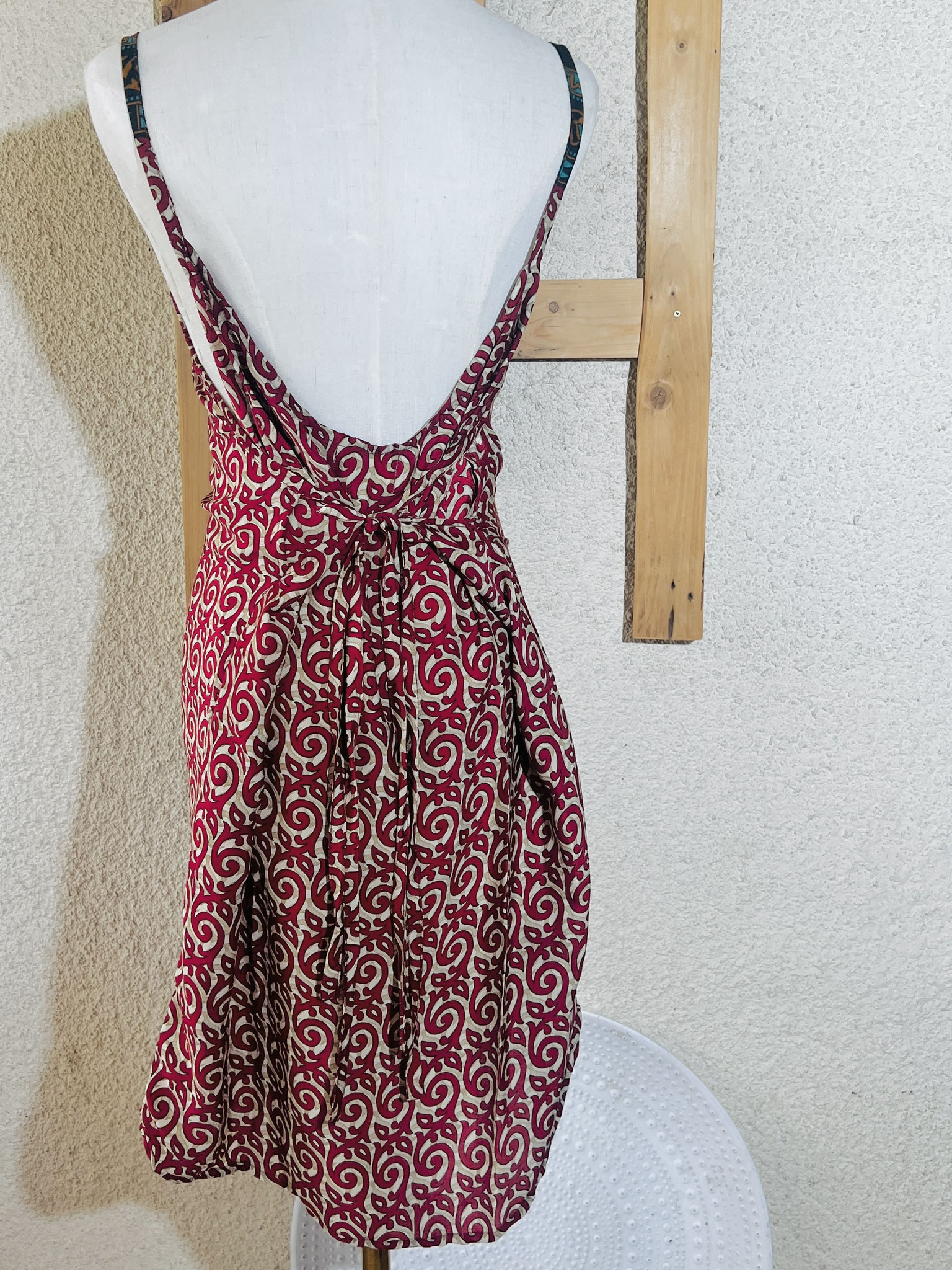 Robe courte en soie Sari beige et bordeaux – Vue de dos complète avec liens arrière