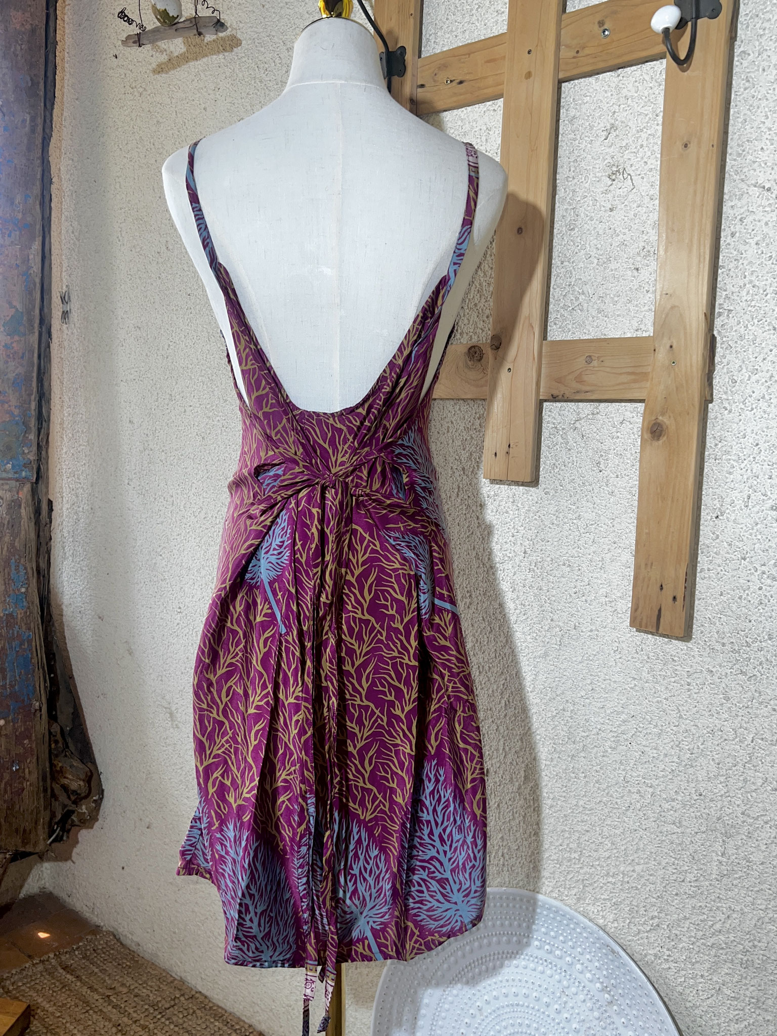 Robe courte en soie Sari bordeaux motifs végétaux – Présentation complète de face avec liens à l’avant