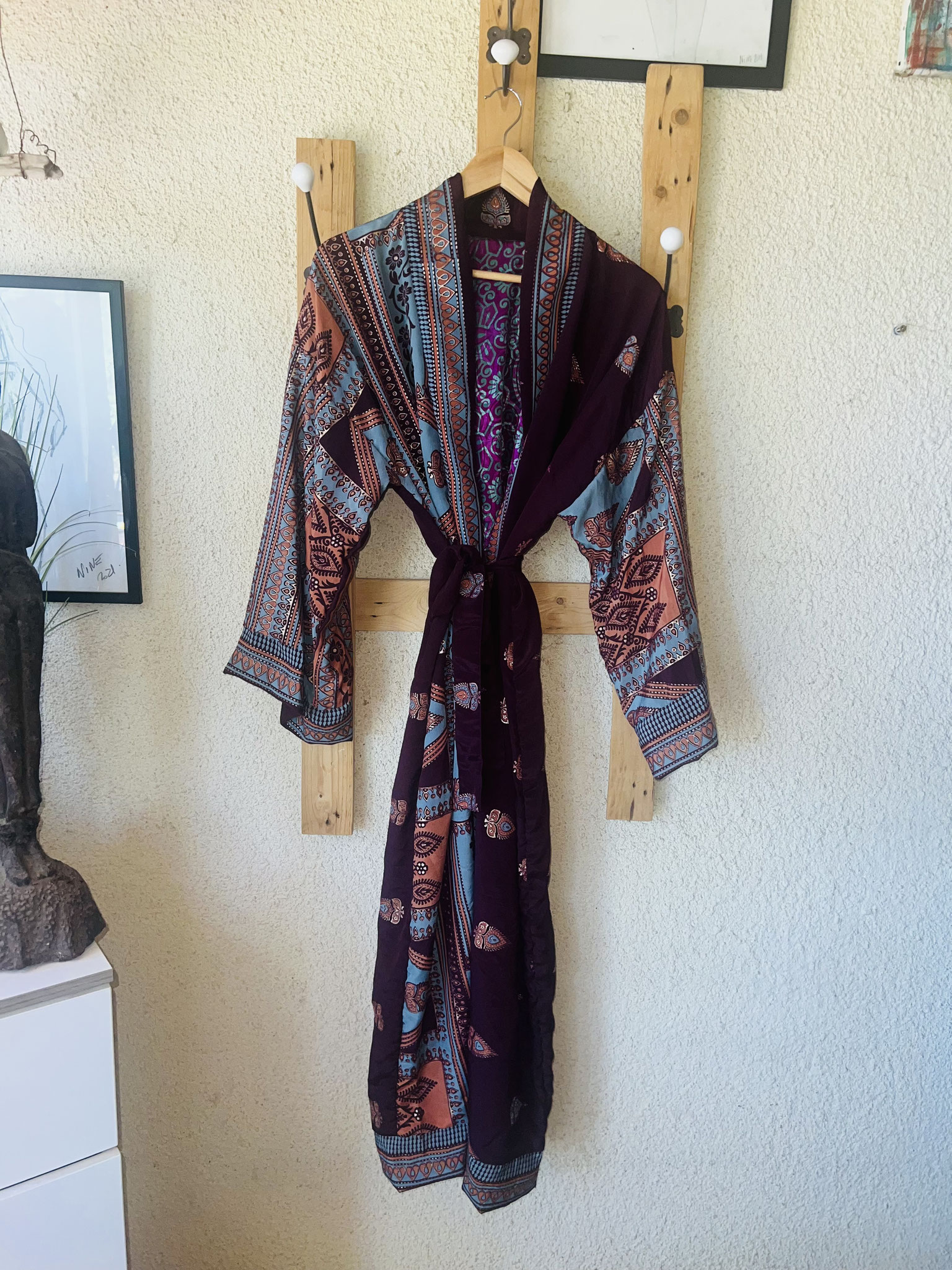 Kimono artisanal – nuances de feu et élégance textile