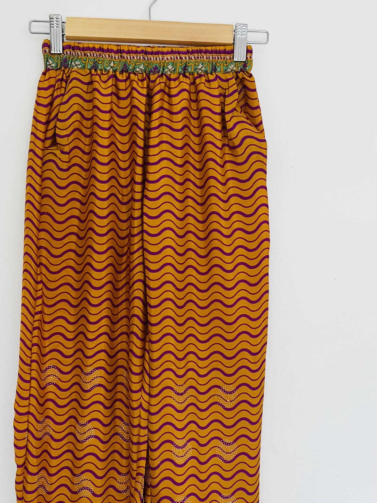 Détail du haut du pantalon en sari recyclé – Vagues violettes et liseré violet