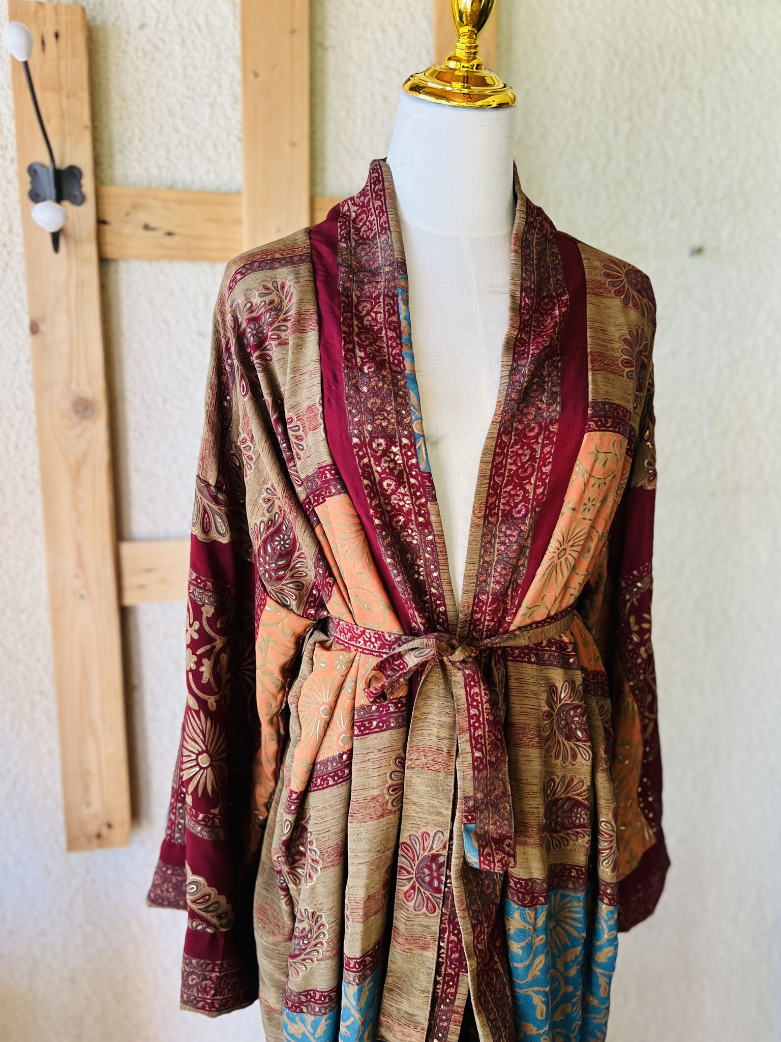 Kimono marron, orange et bordeaux – chaleur et contraste