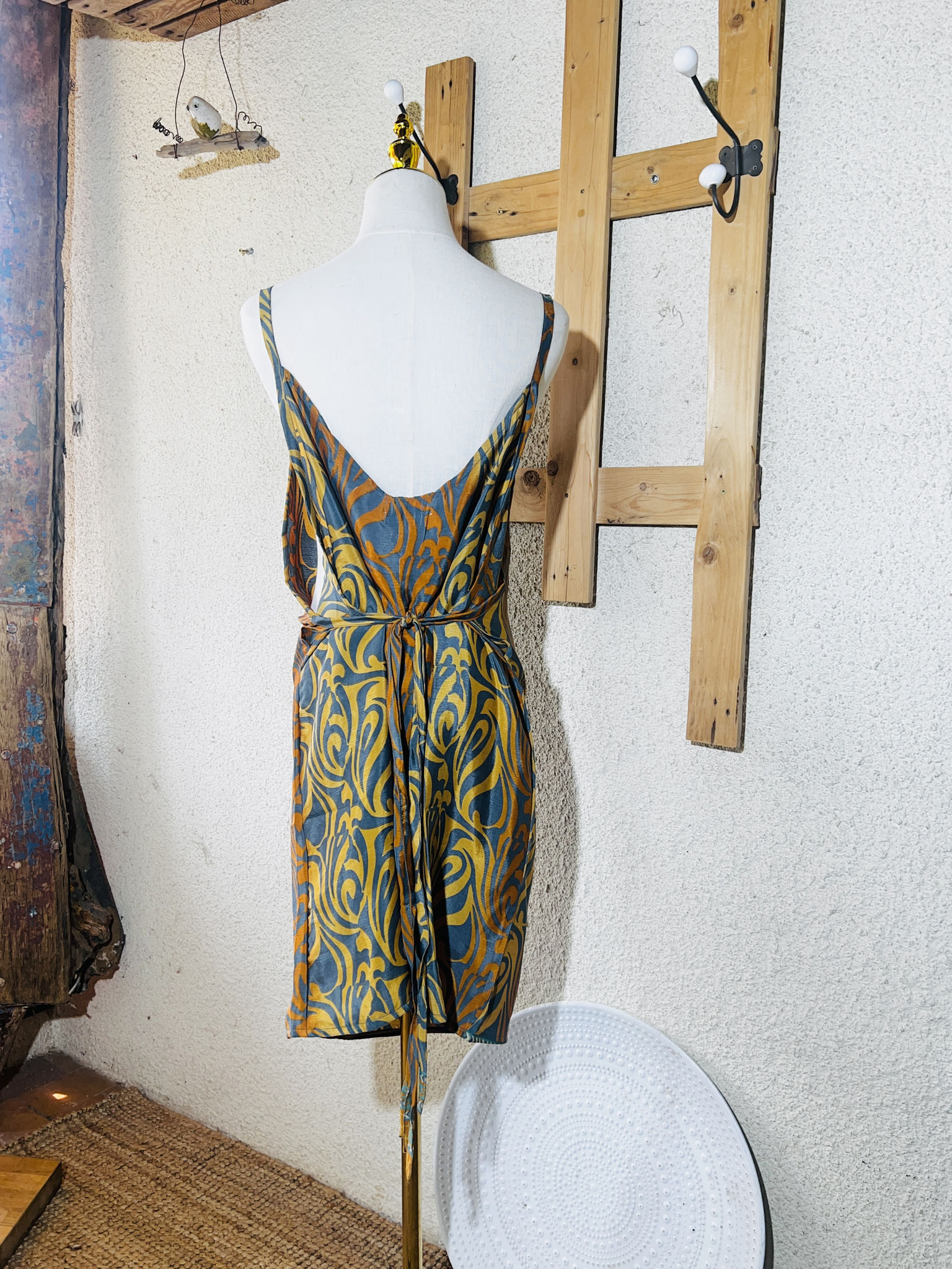 Robe courte en soie Sari orange et bleu gris – Dos avec lien noué à l’arrière sur mannequin