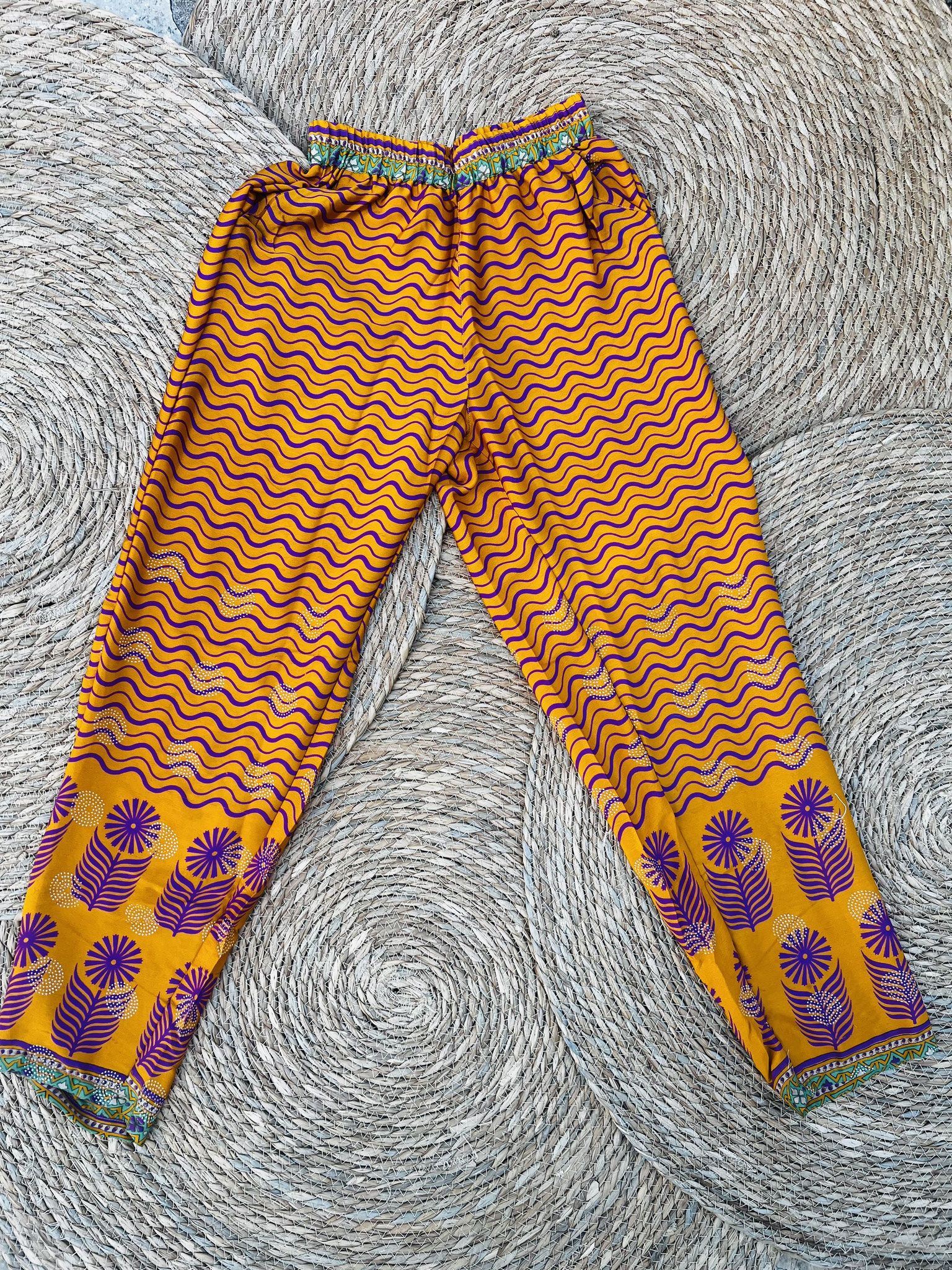 Vue complète du pantalon en soie et viscose – Taille S