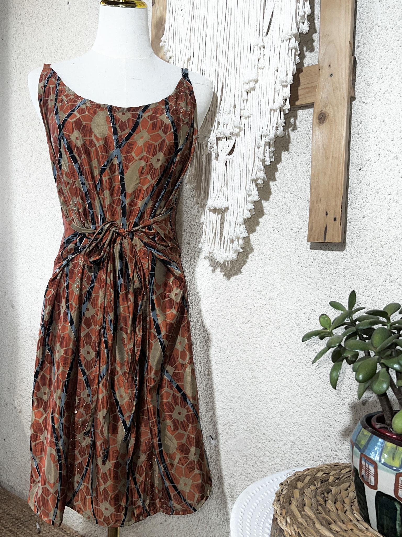 Robe courte artisanale en soie Sari – Détails du tissu orange terre cuite et losanges graphiques