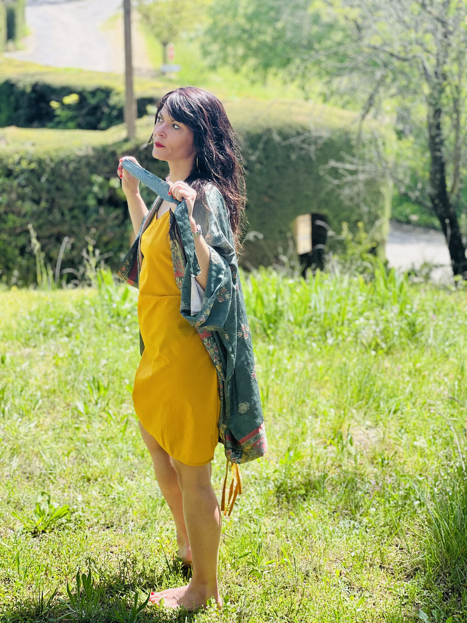 Création artisanale de Nine : robe courte en coton et kimono en soie recyclée vert d’eau et rose