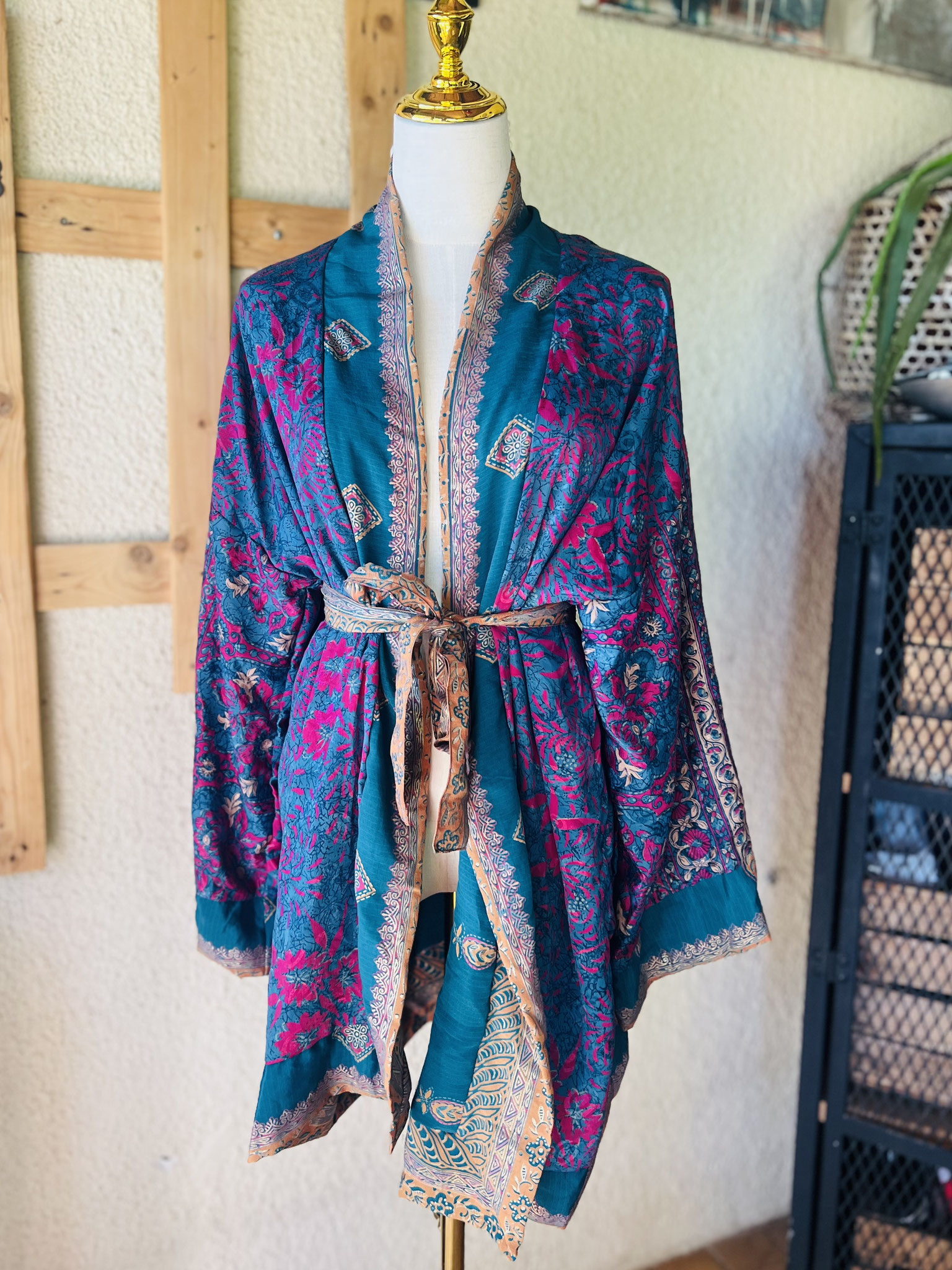 7. Look décontracté avec kimono violet et bleu