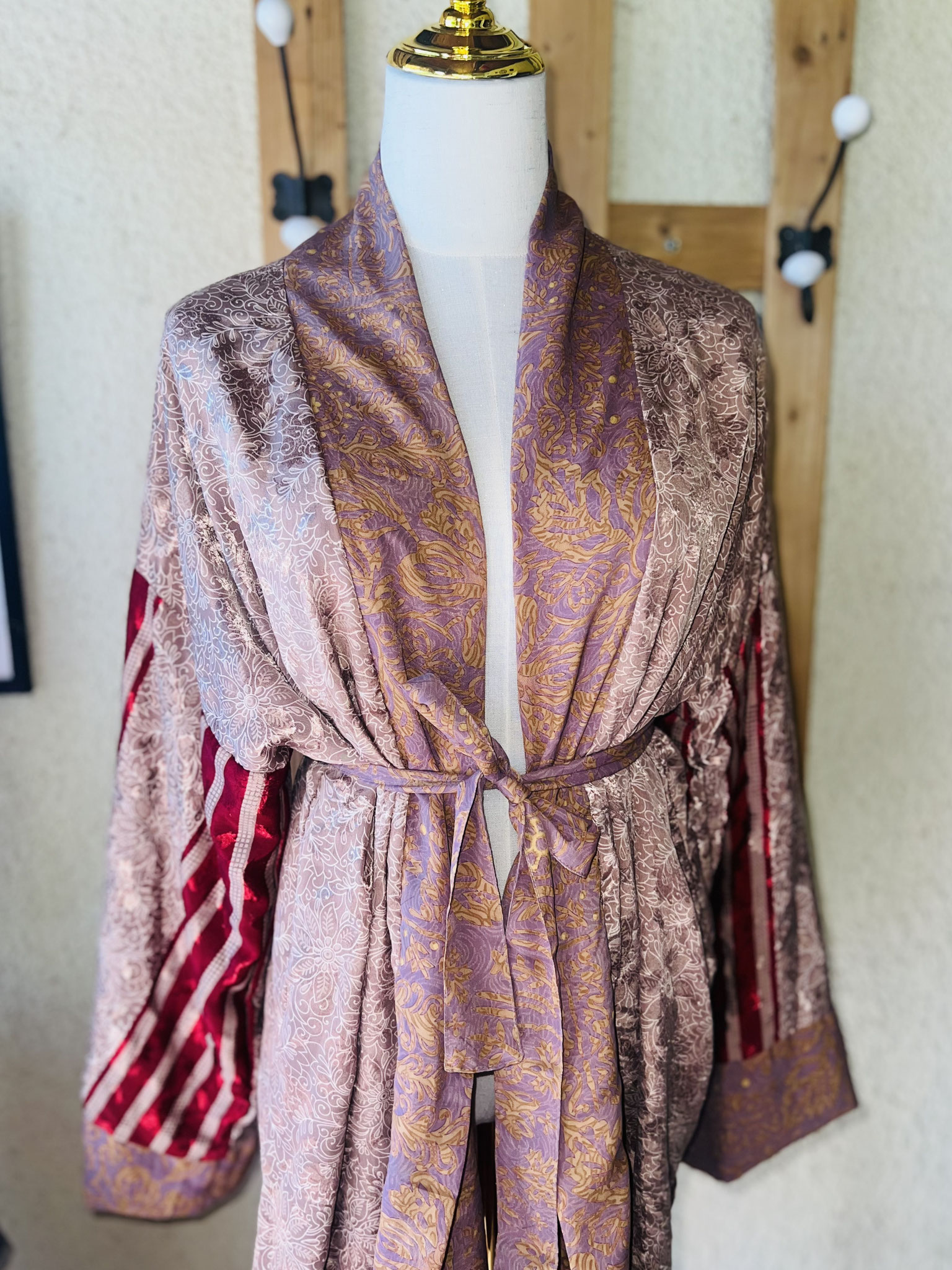 Kimono unisexe artisanal – Motifs indiens et détails bordeaux