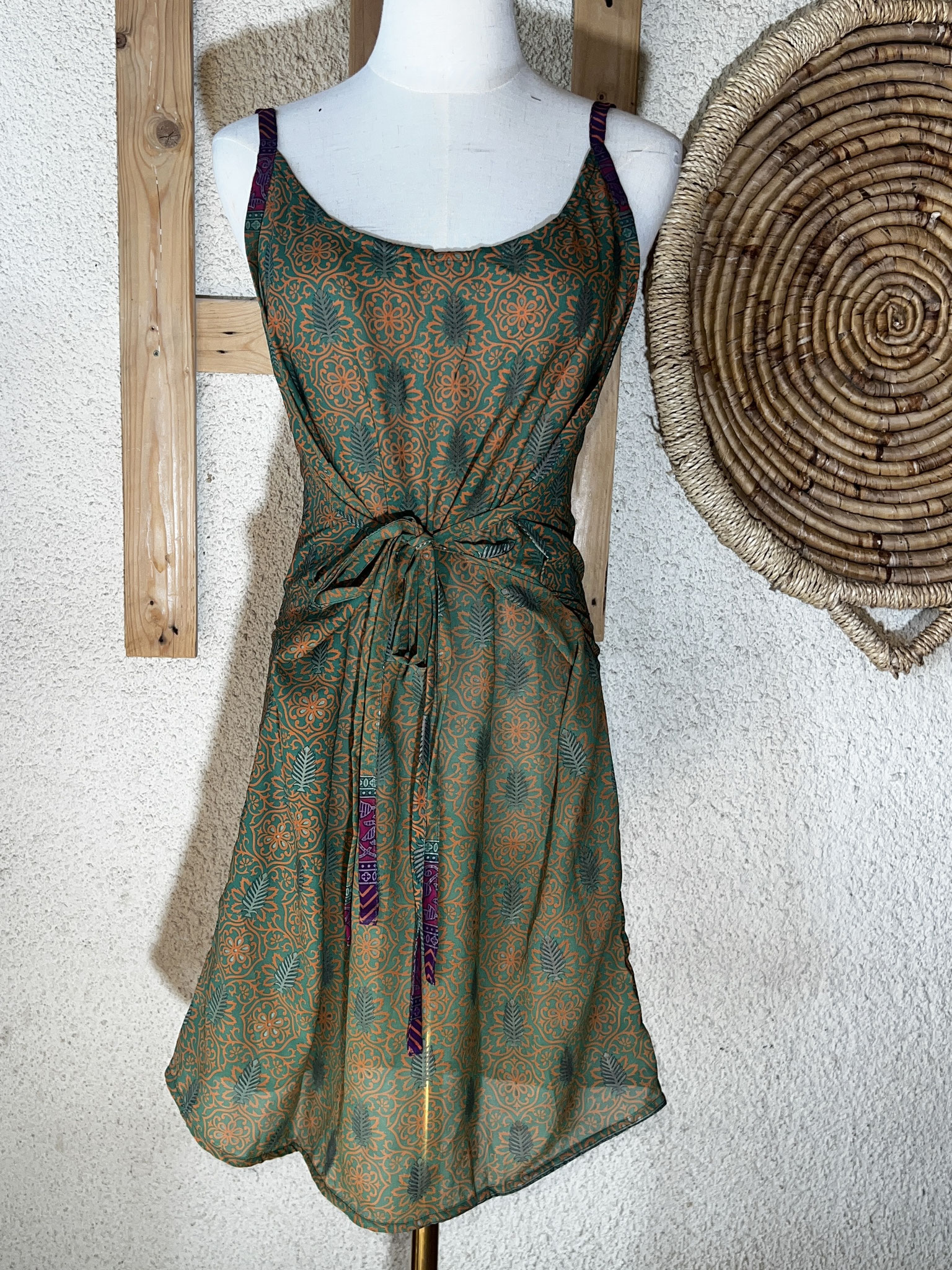 Robe artisanale vert sapin & orangé – Vue complète de face sur mannequin avec les liens noués à l’avant
