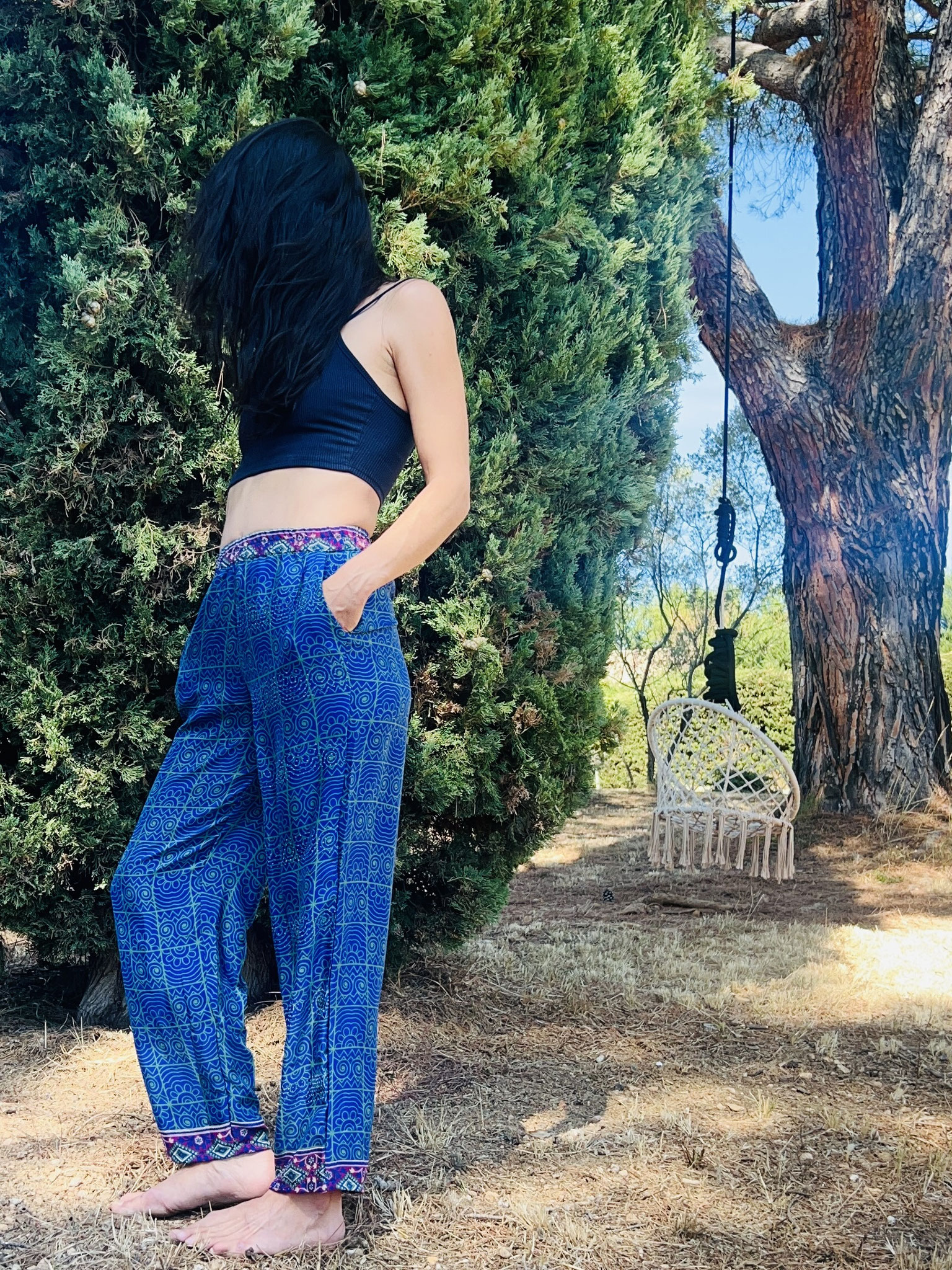 Création Nine – Pantalon bleu roi photographié à Trans-en-Provence