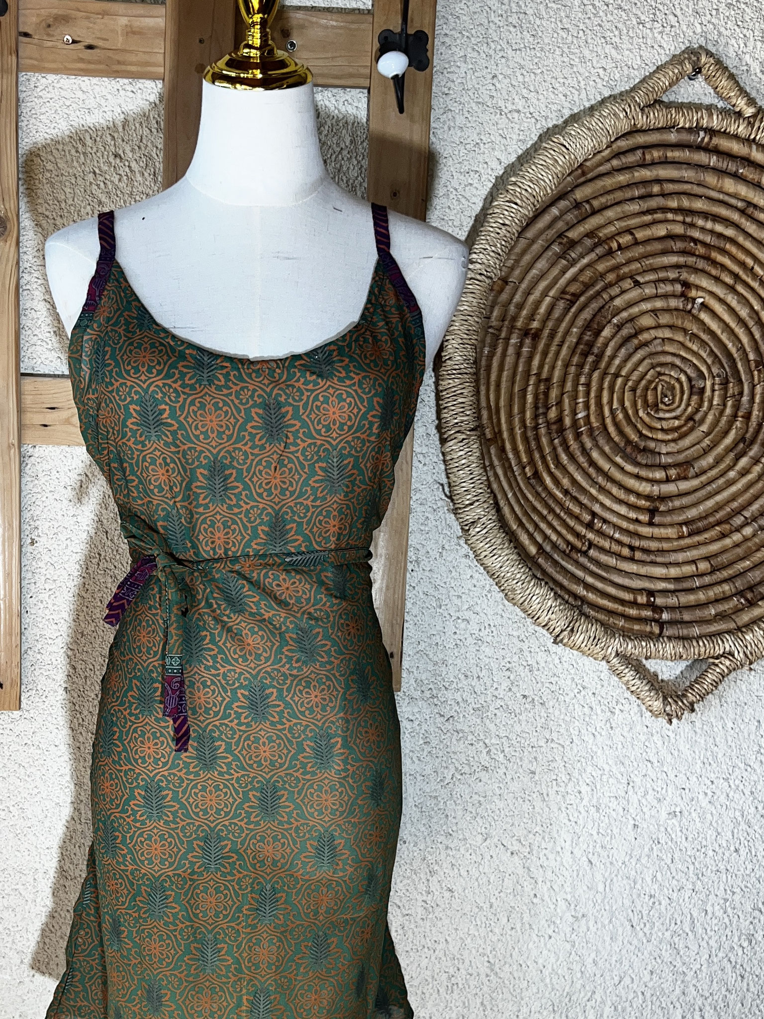 Robe courte en soie Sari recyclé vert sapin & orangé – Vue de face pour un porté élégant et classe