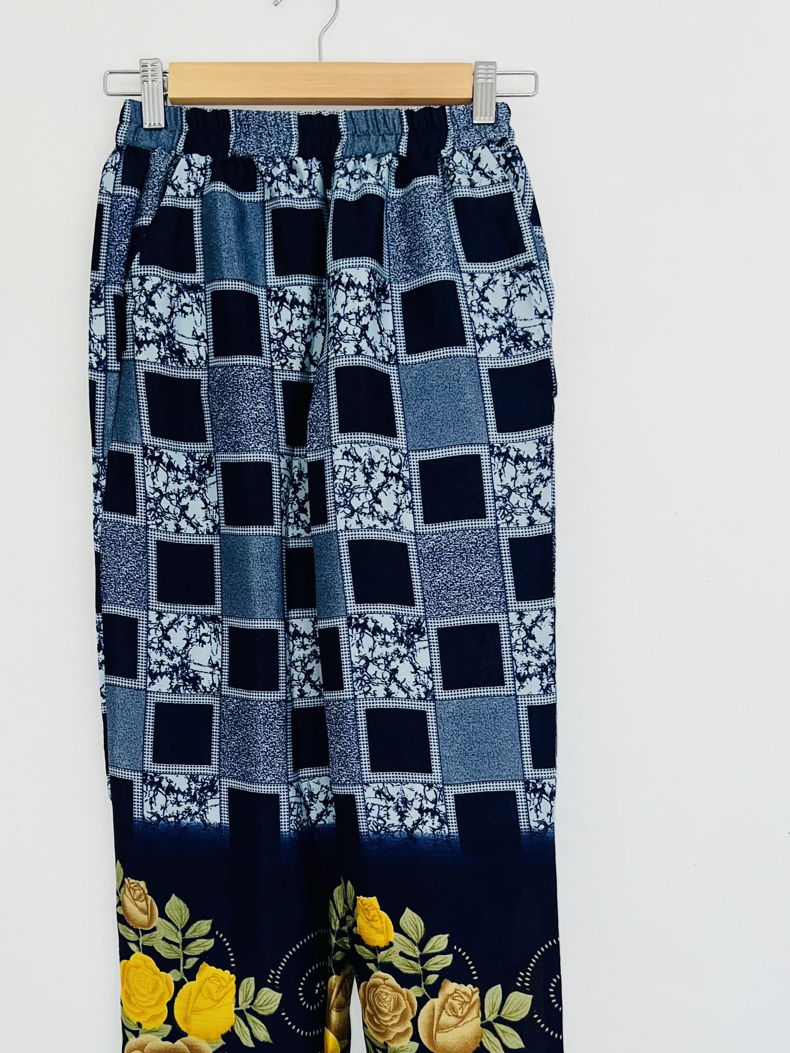 Détail du pantalon en sari recyclé – Carreaux bleu ciel et motifs indiens