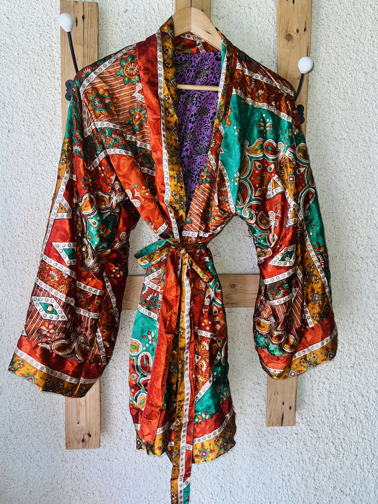 Vue de dos du kimono rouge vif 