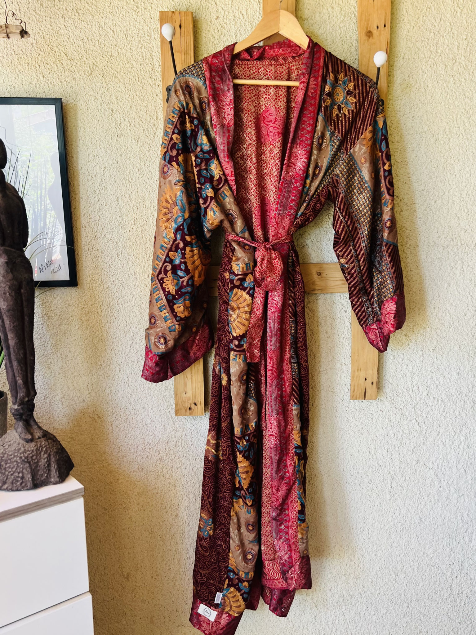 Kimono long artisanal – couleurs chaleureuses et fluidité