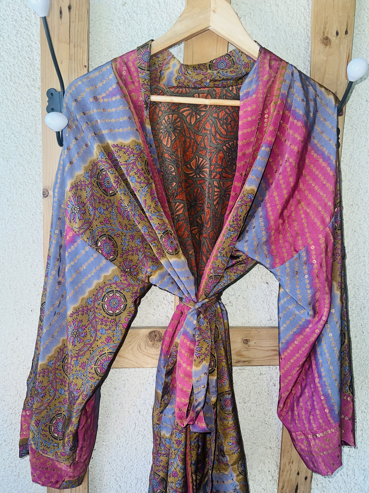 Kimono réversible rose et bleu ciel, motifs indiens élégants