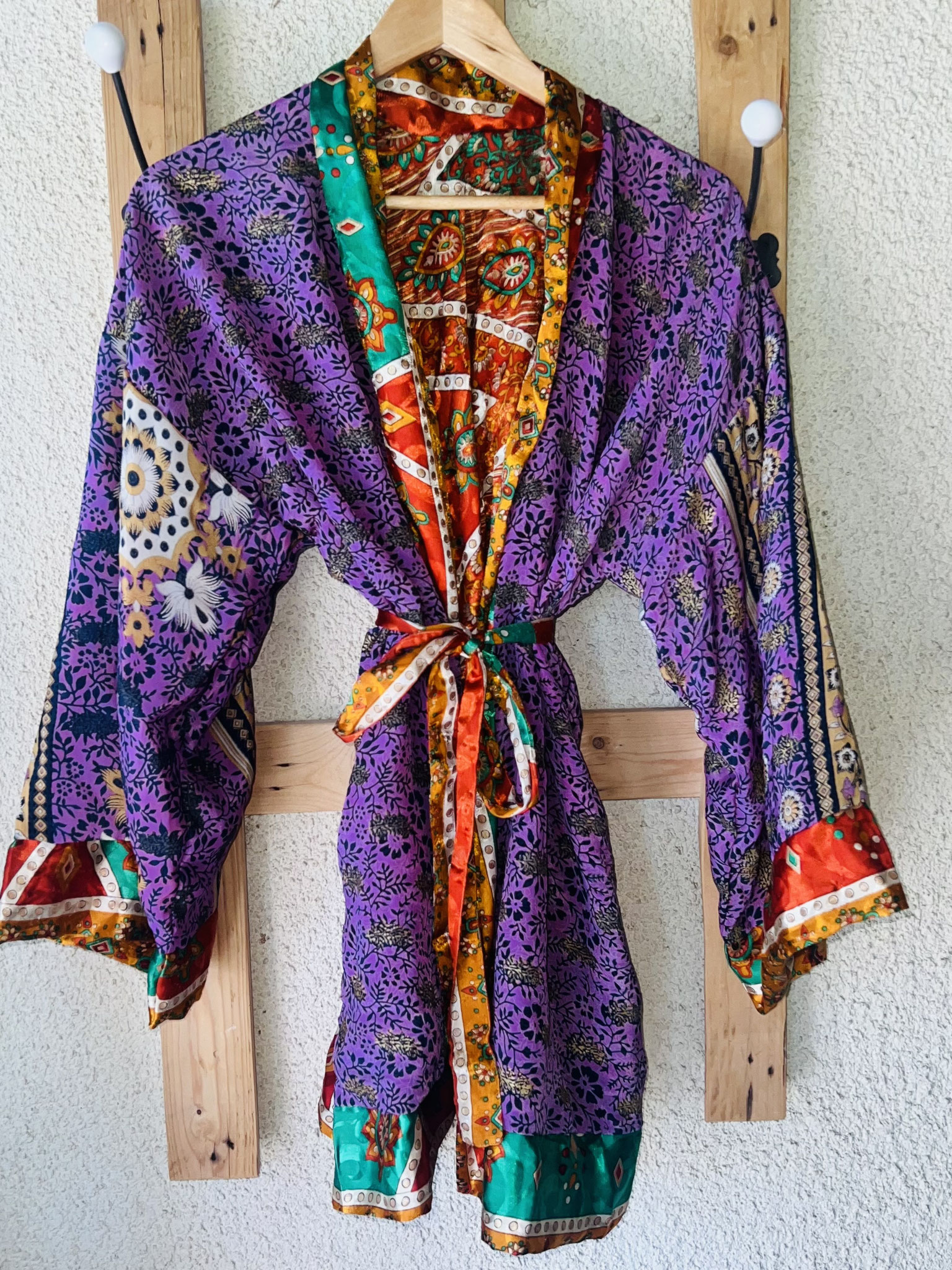 Kimono violet vif porté sur jean – style mixte