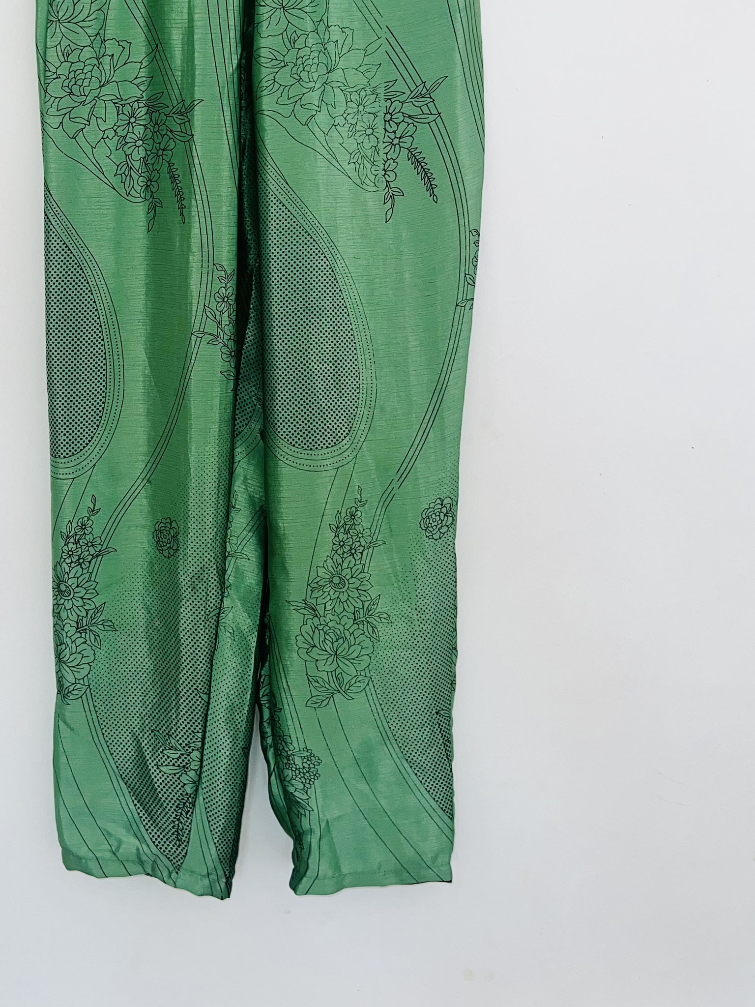 Bas du pantalon – Style chinoiserie et finition artisanale