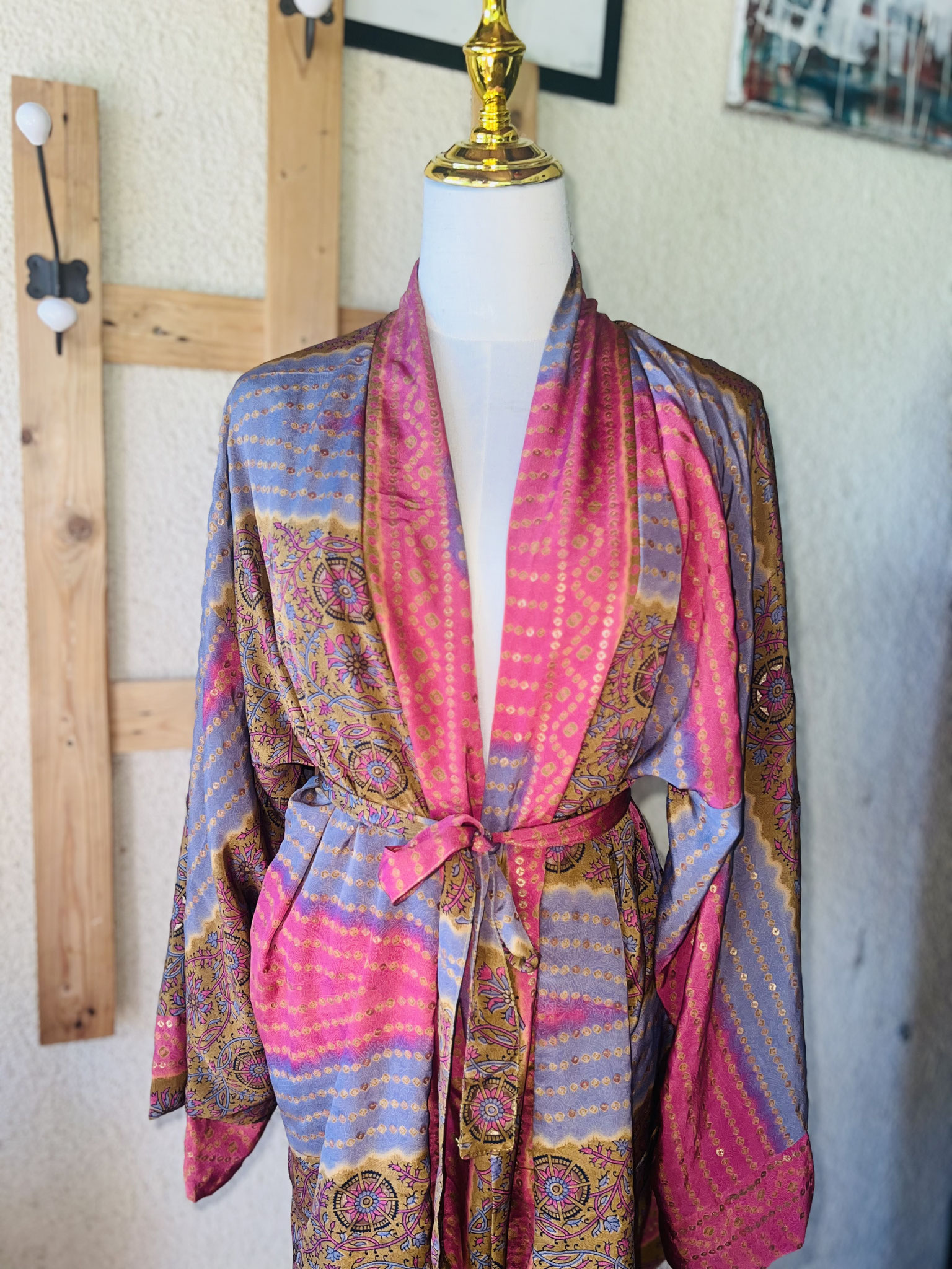 Kimono réversible côté floral, tons gris, vert, rose et orangé