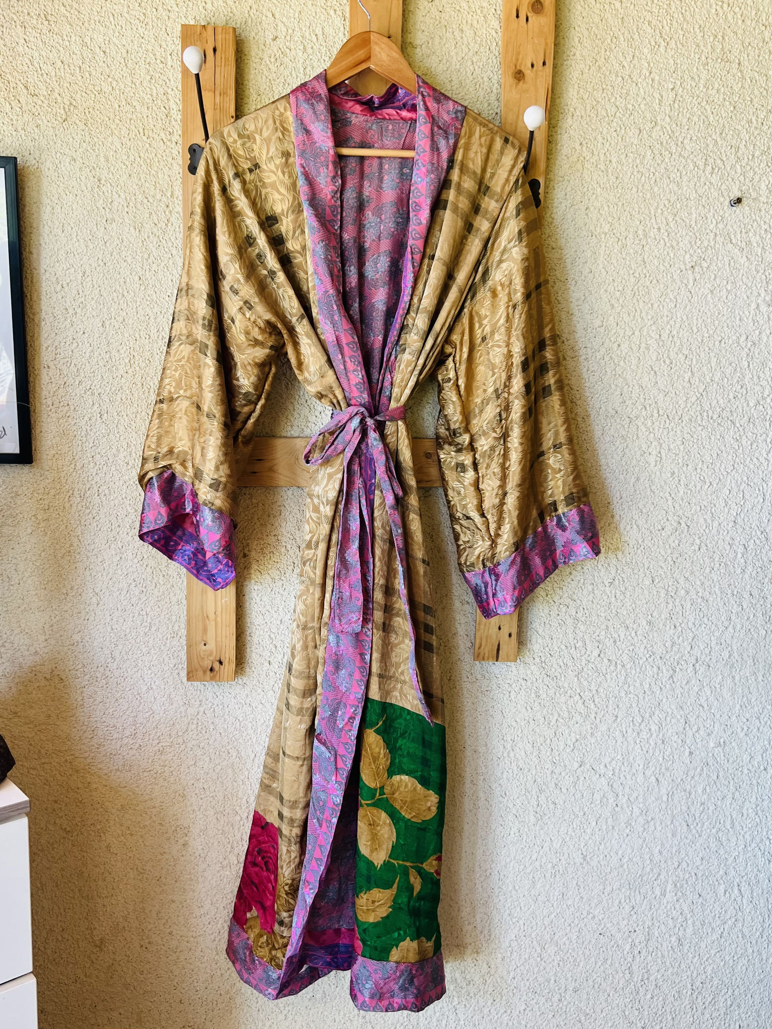 Kimono réversible – fleurs rouges et contraste asymétrique