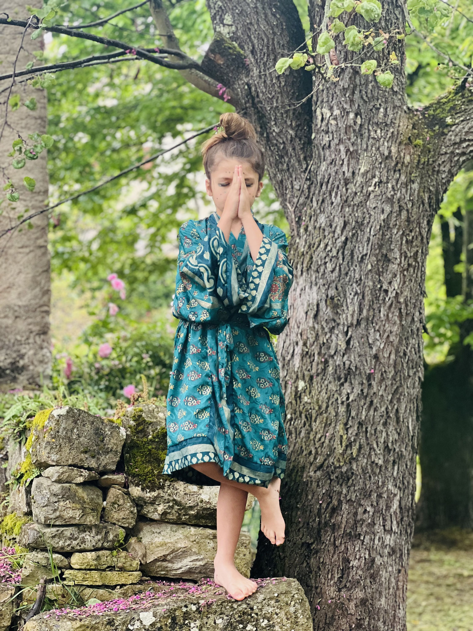 Kimono en sari recyclé – Confort et douceur pour enfant