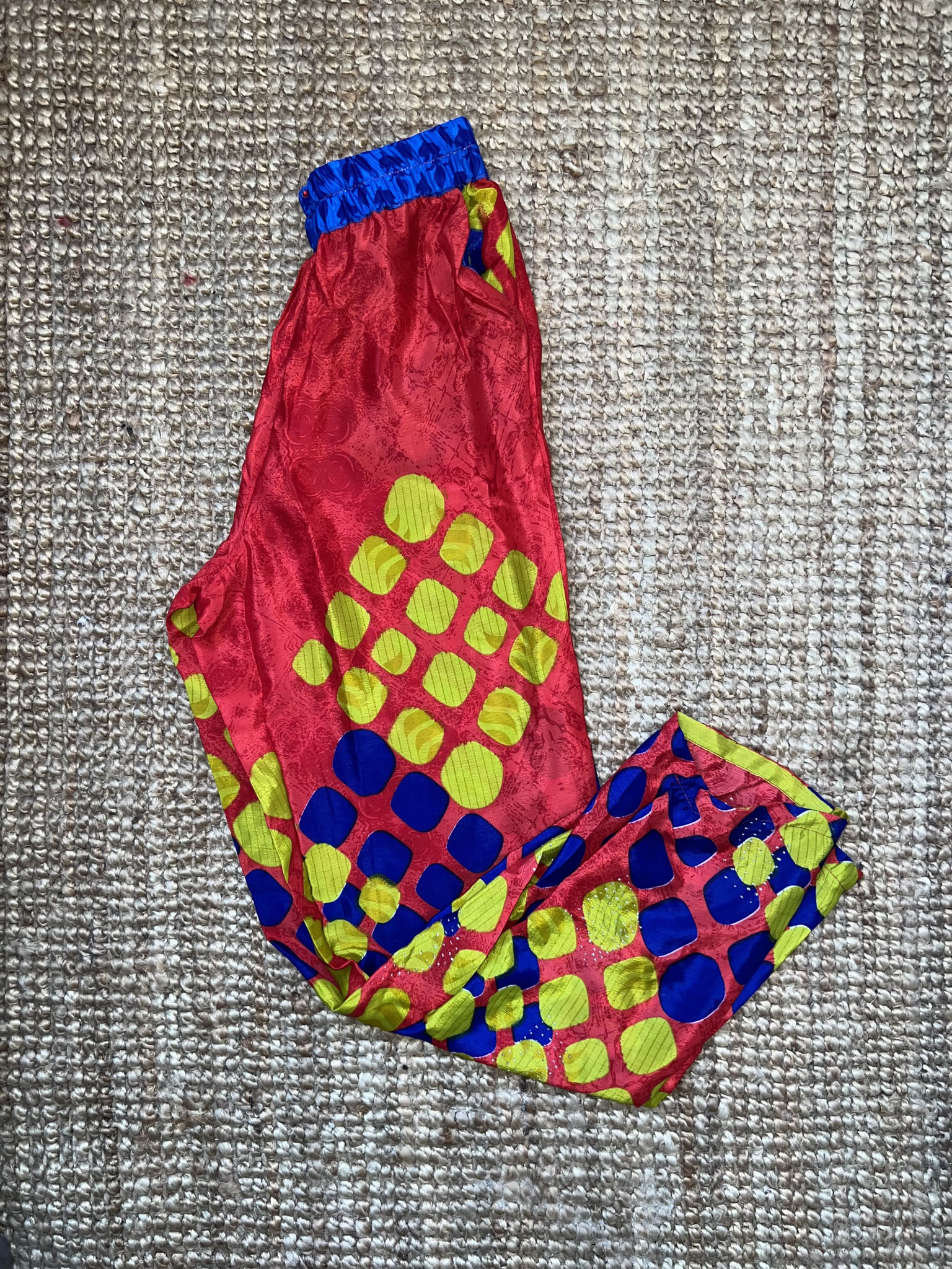 Pantalon unique en sari recyclé – Pièce artisanale dynamique et originale