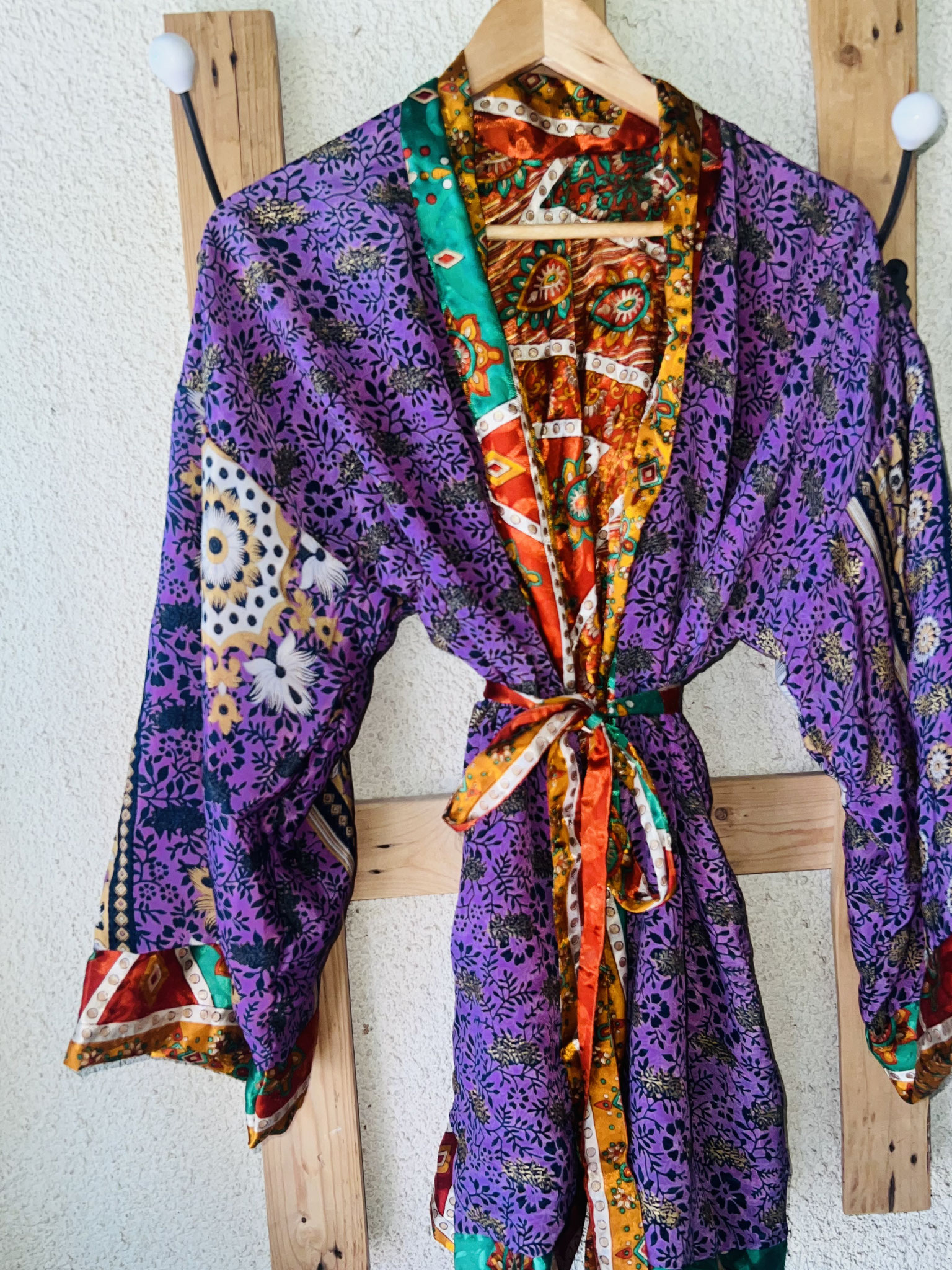 Vue de dos du kimono violet vif – artisanal et unique