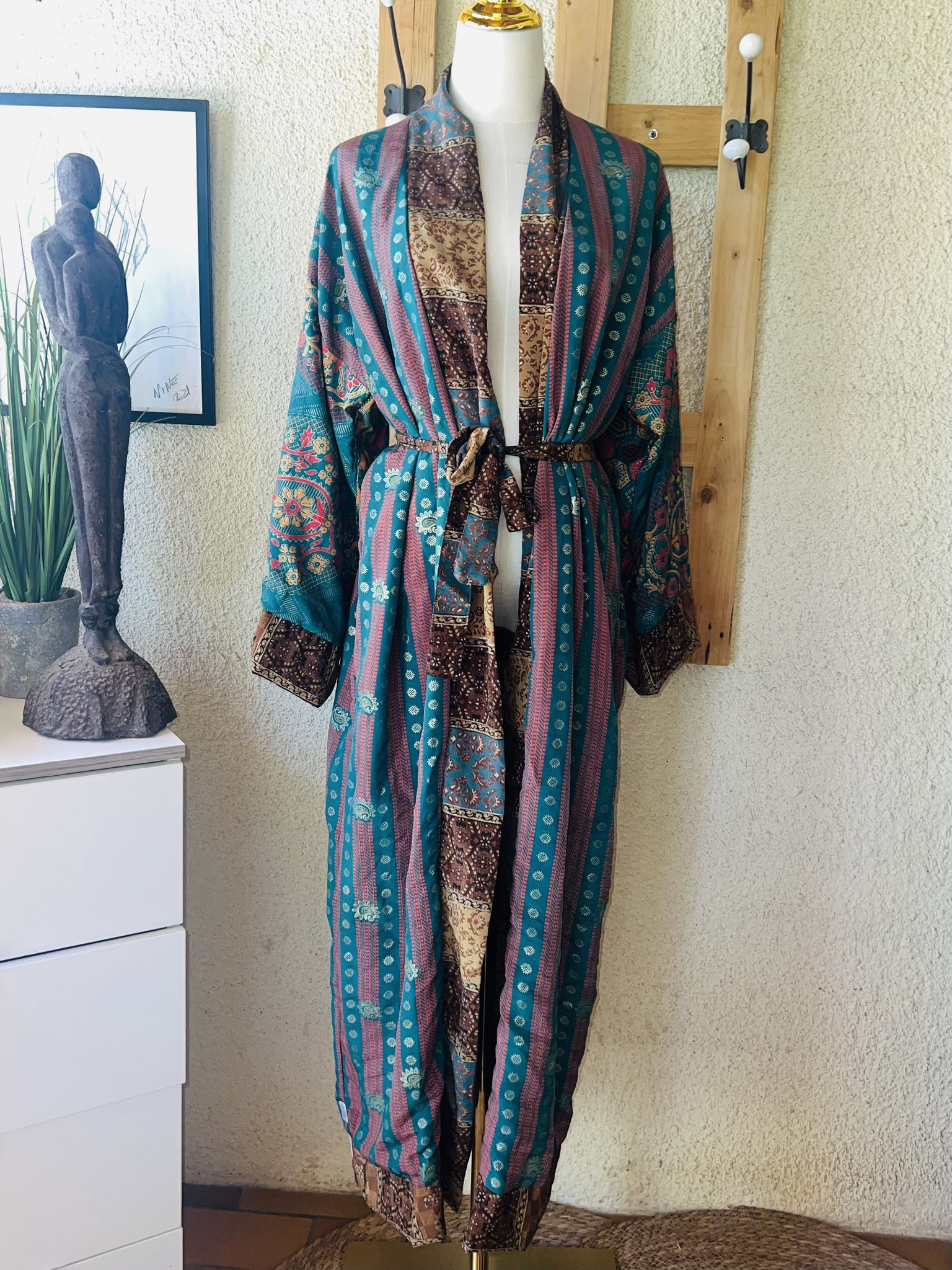 Kimono bleu pastel – fluidité et style poétique