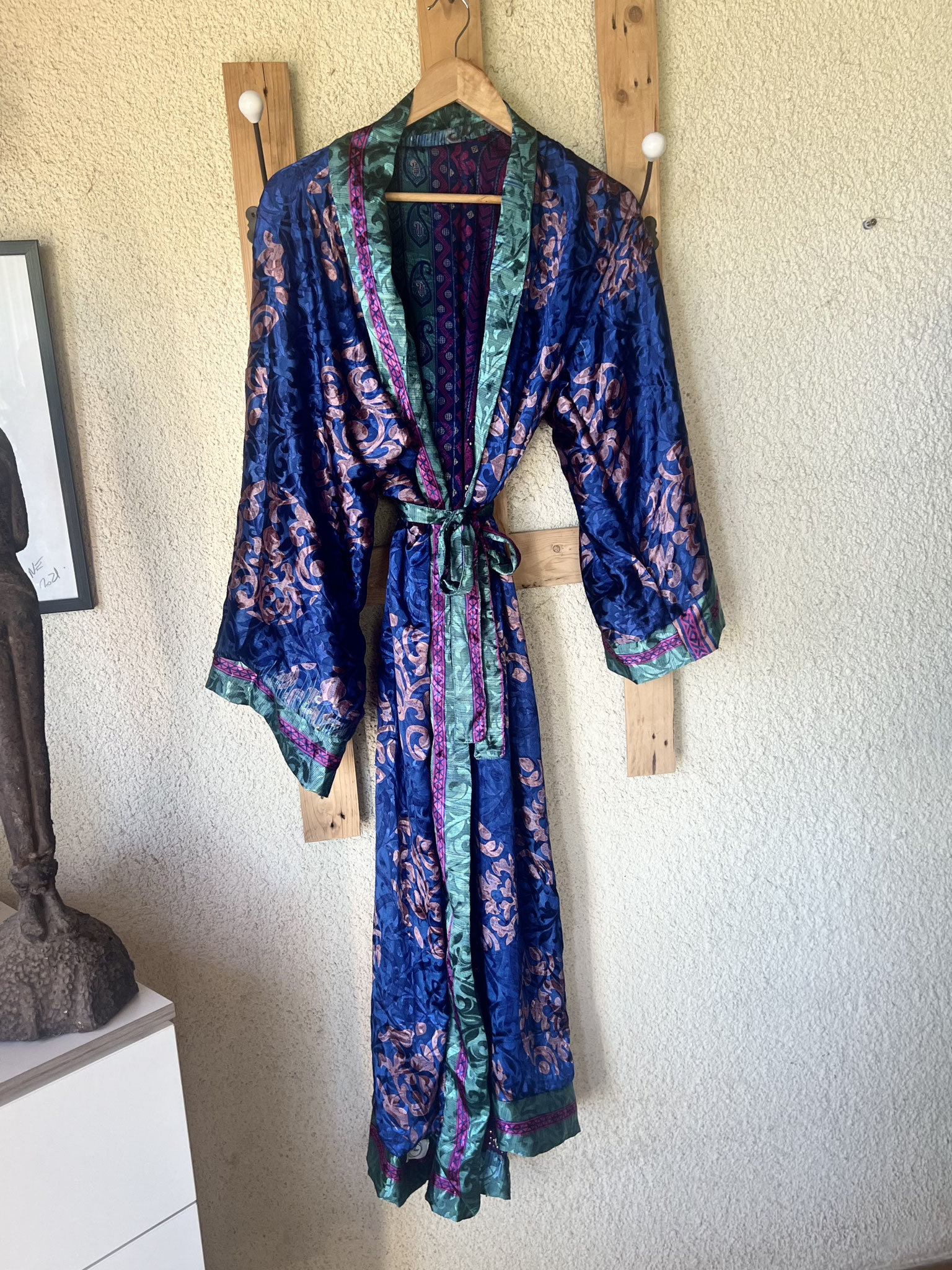 Kimono violet lumineux – pièce artisanale éthique