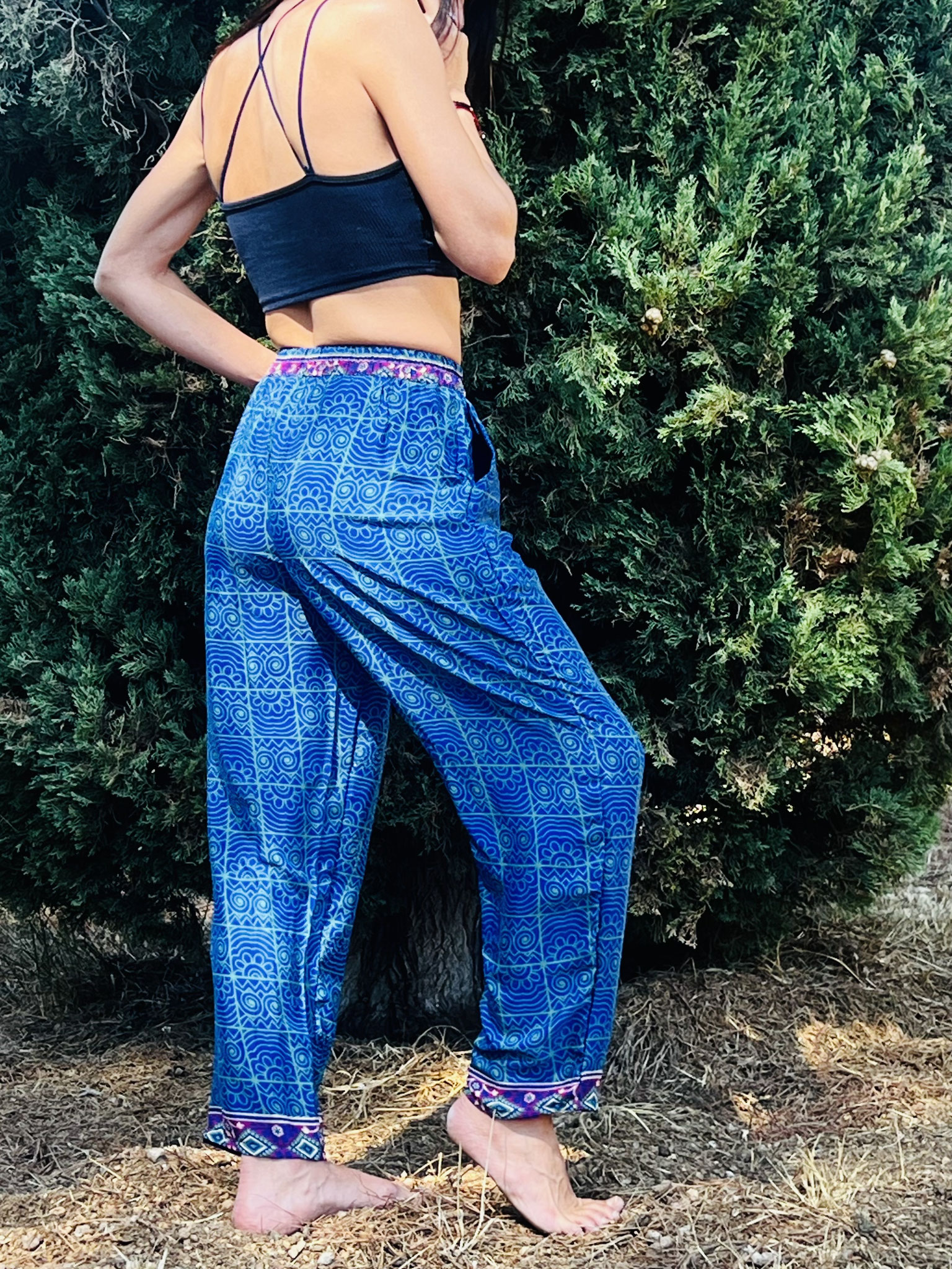 Nine porte le pantalon bleu roi – Look artisanal à Trans-en-Provence