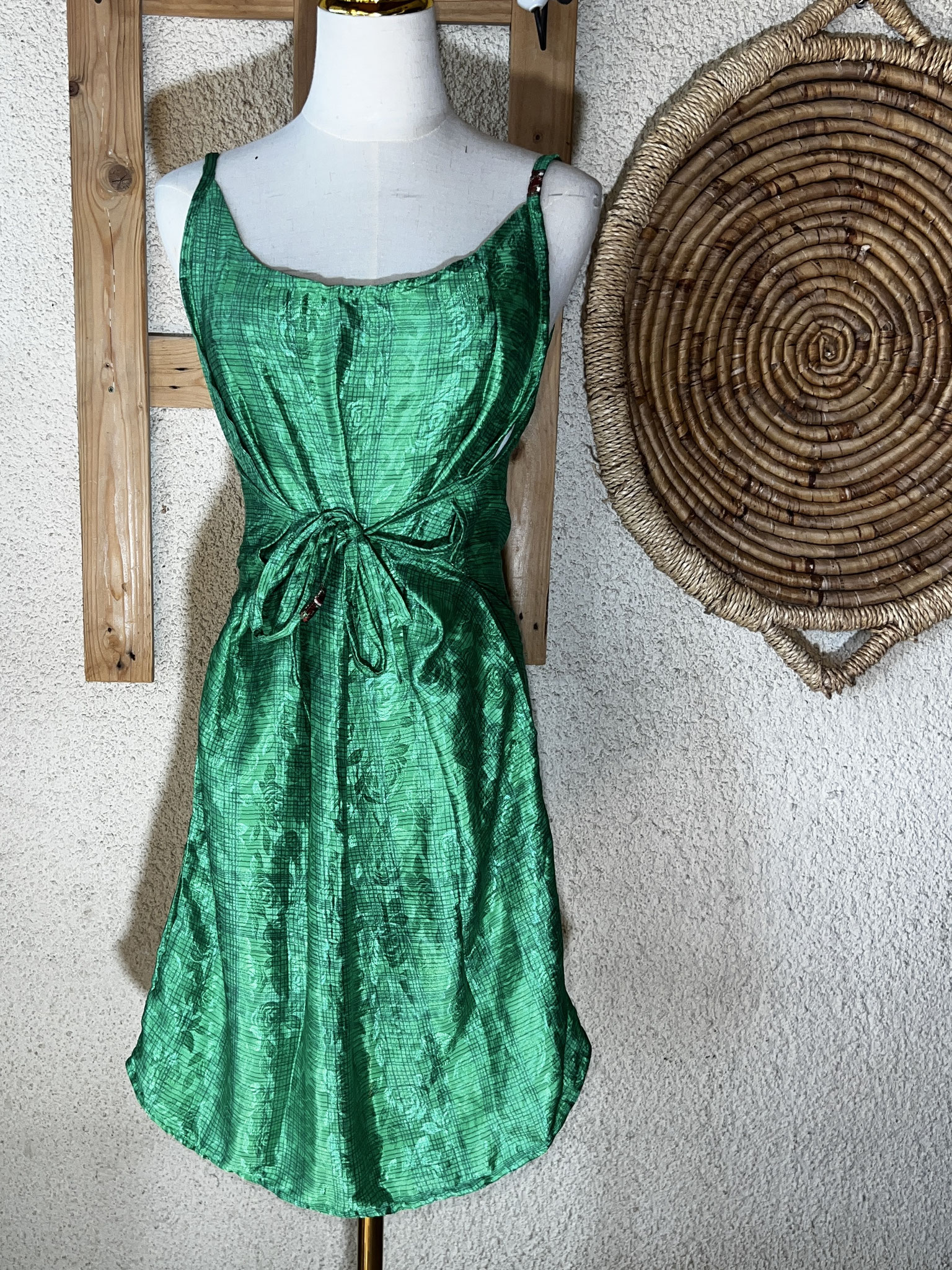 Robe verte lumineuse – Portée de face avec les liens resserrés à l’avant