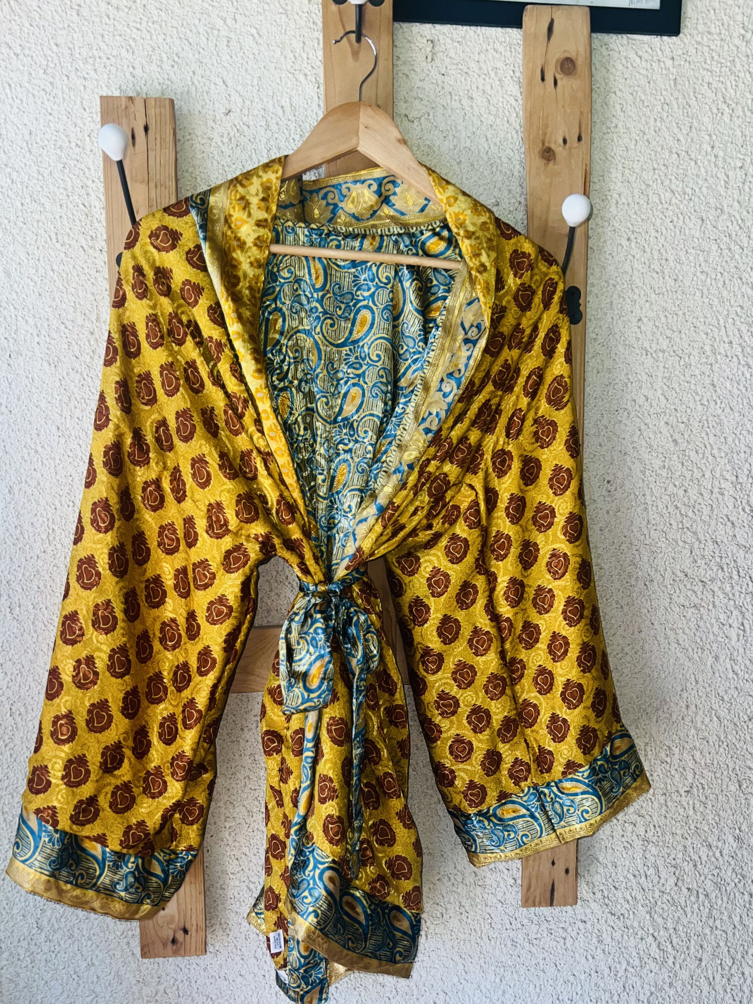 Porté décontracté du kimono jaune vif et marron